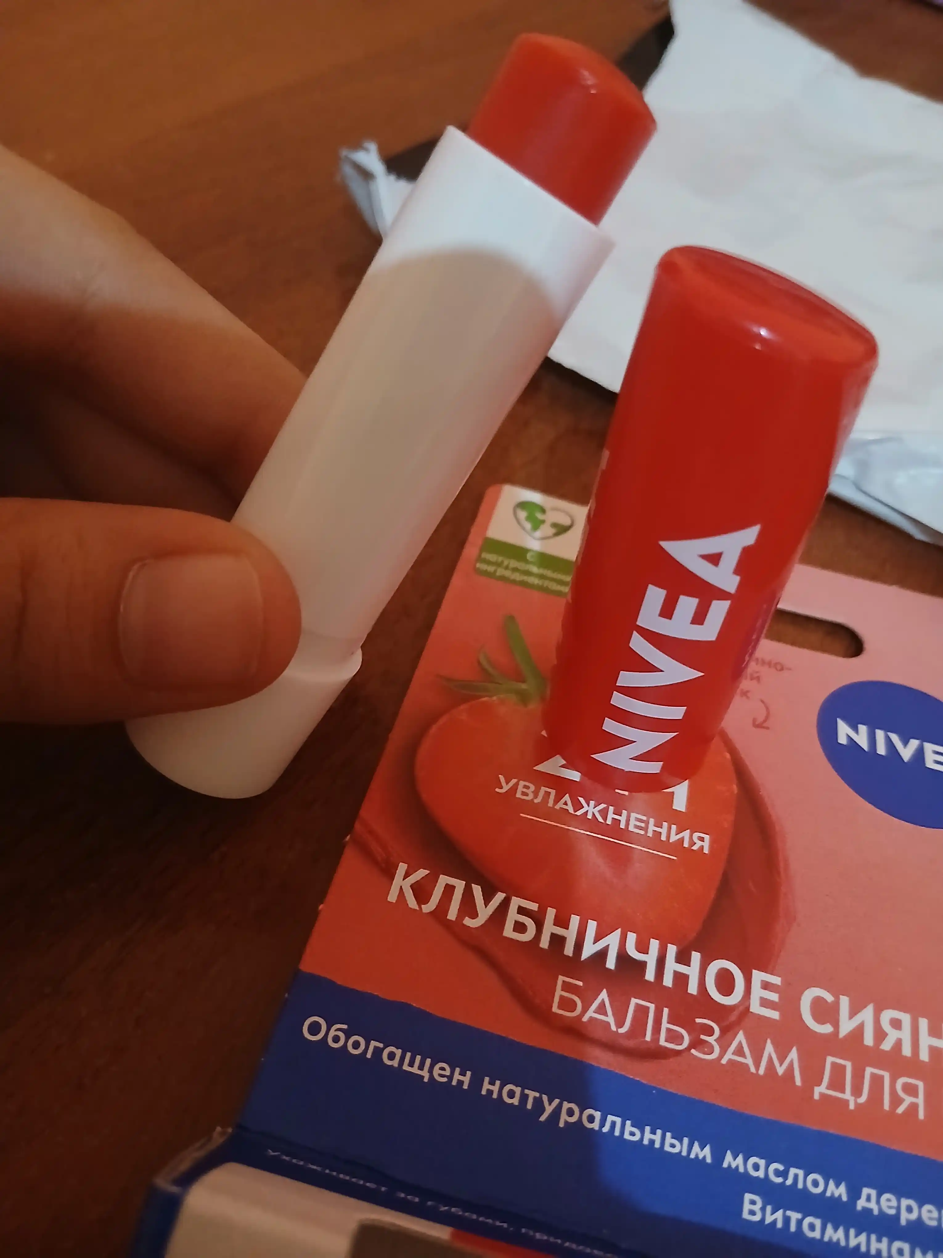 NIVEA lablar uchun balzam, qulupnay porlashi, 4.8 gr