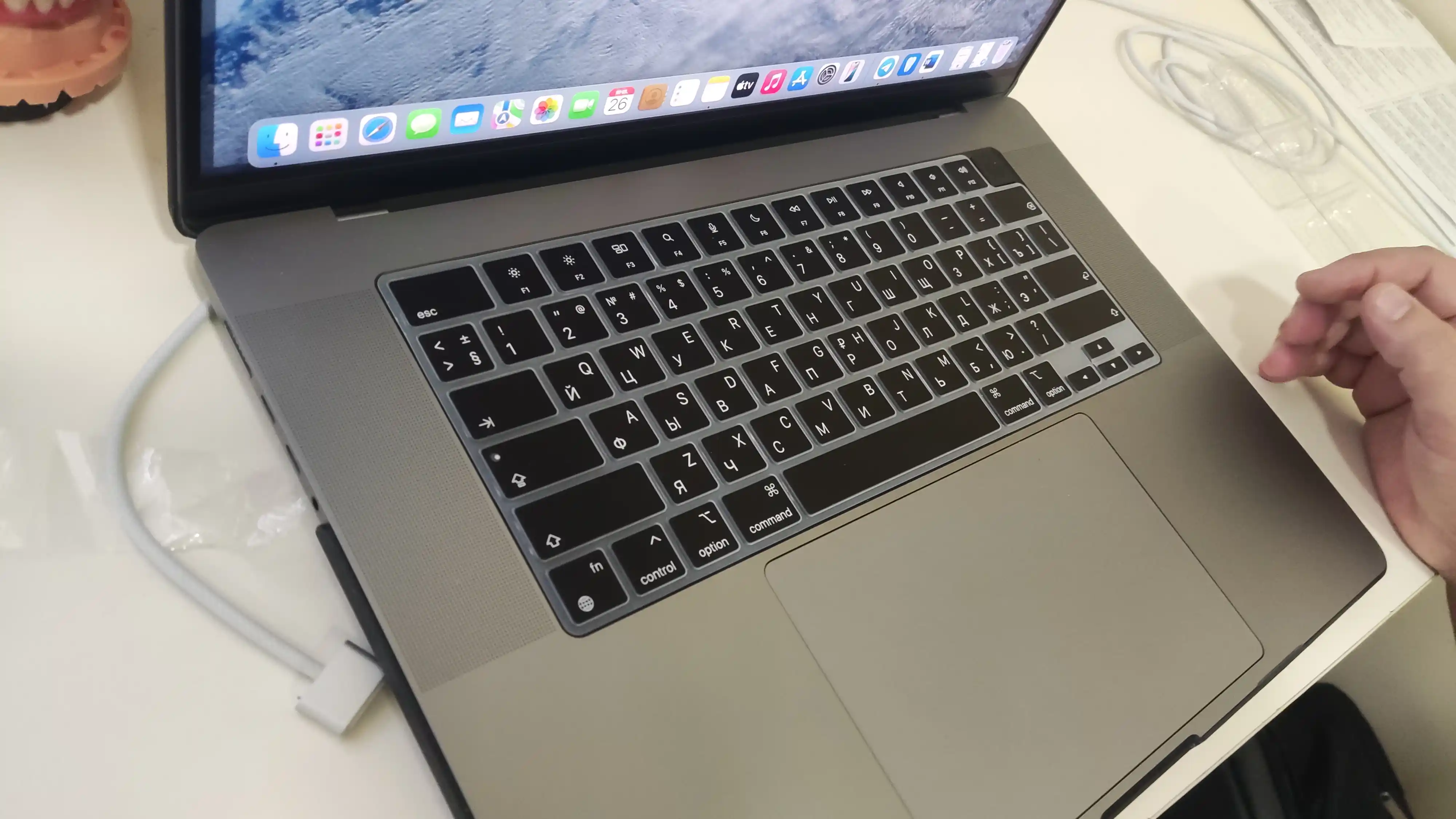 Chexol MacBook Pro 14/16/ Air 15.3/13.6,"M3, M2, M1, Max, Rus/Ingliz klaviatura stikerlari