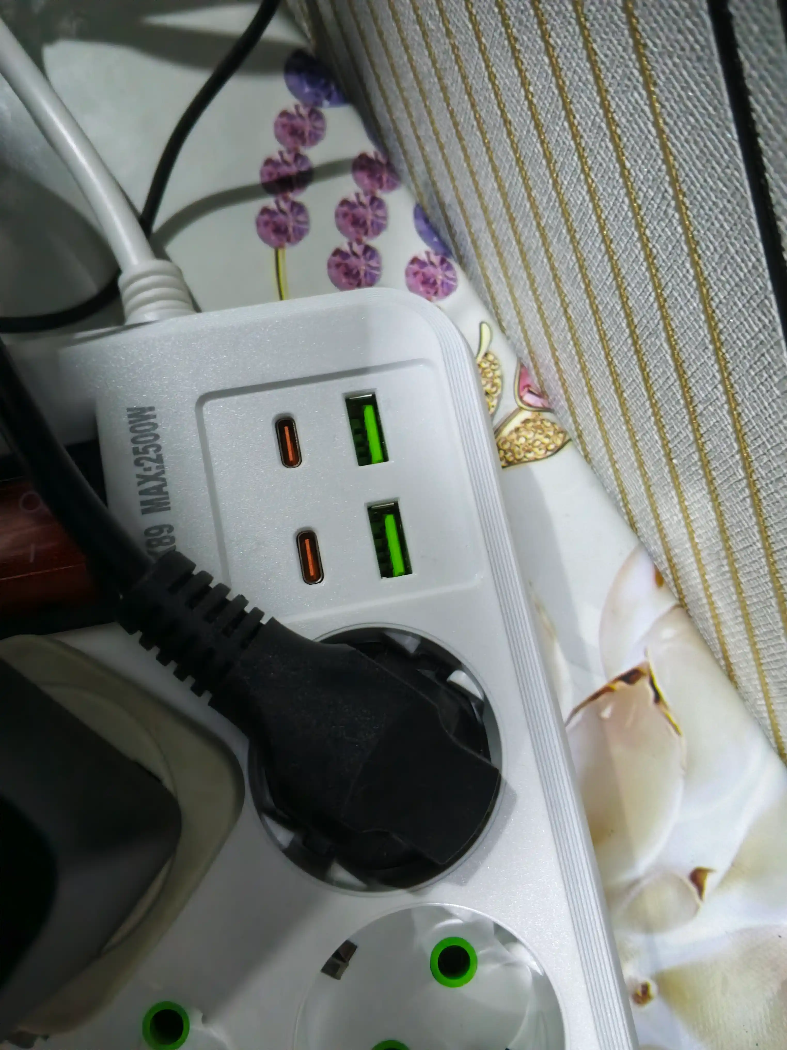 Сетевой фильтр на 6 розеток + 4 USB-порта (Type-C и USB-A) компактный, мощный и безопасный