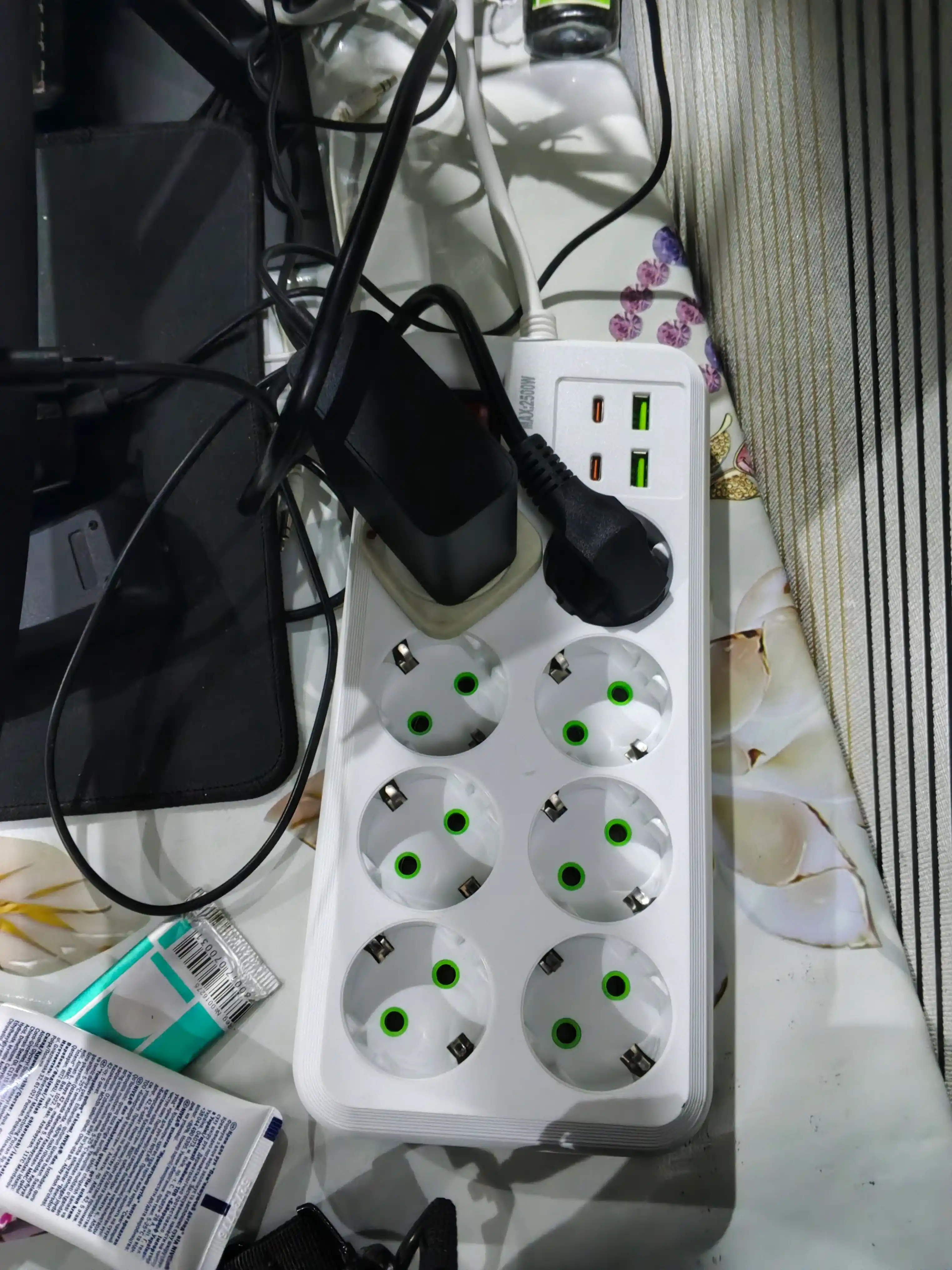 Сетевой фильтр на 6 розеток + 4 USB-порта (Type-C и USB-A) компактный, мощный и безопасный