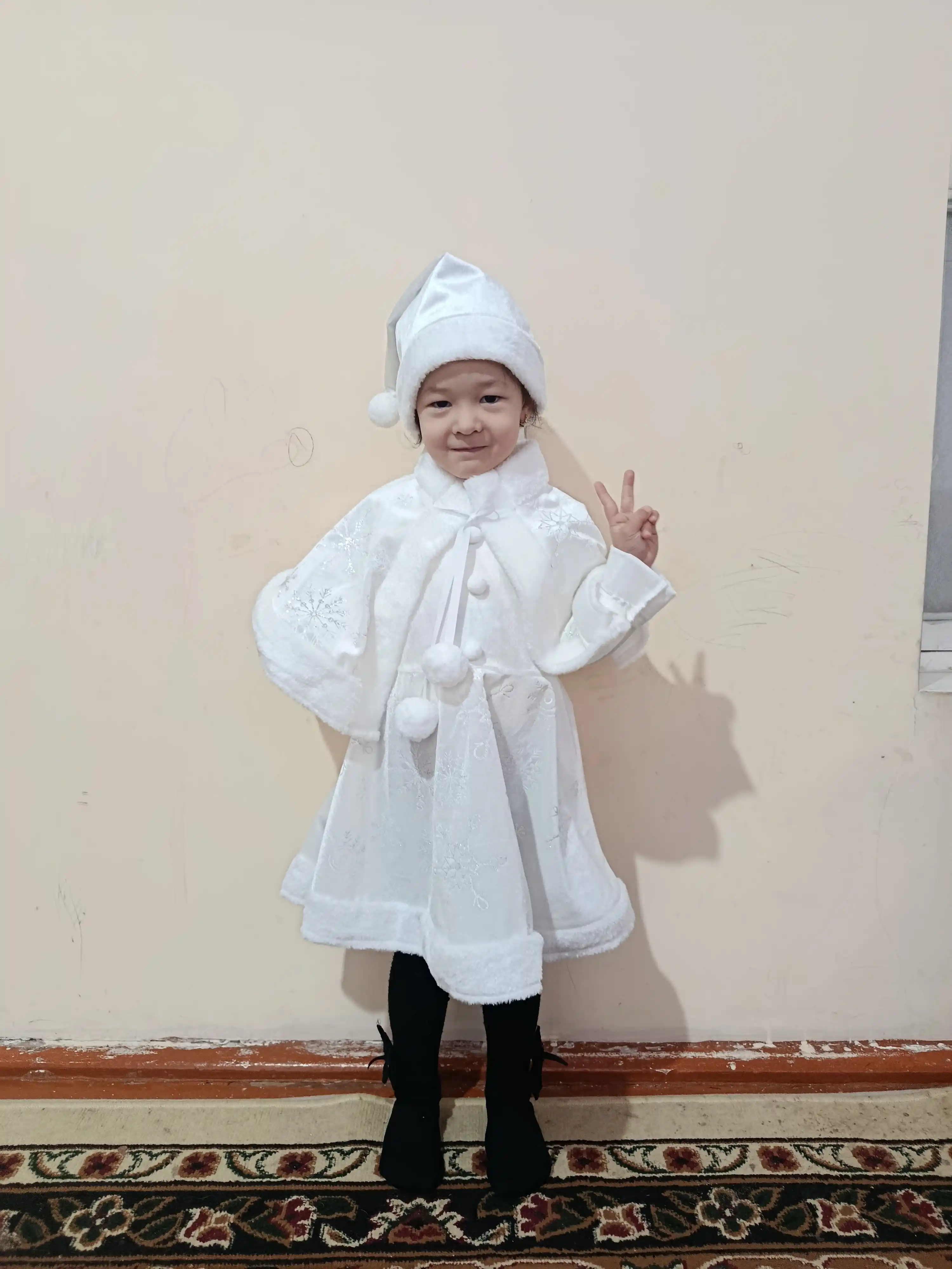 Yangi yil qorqiz kostyumi, qizlar uchun bayramona ko‘ylak, yopinchiqli karnaval ko‘ylagi
