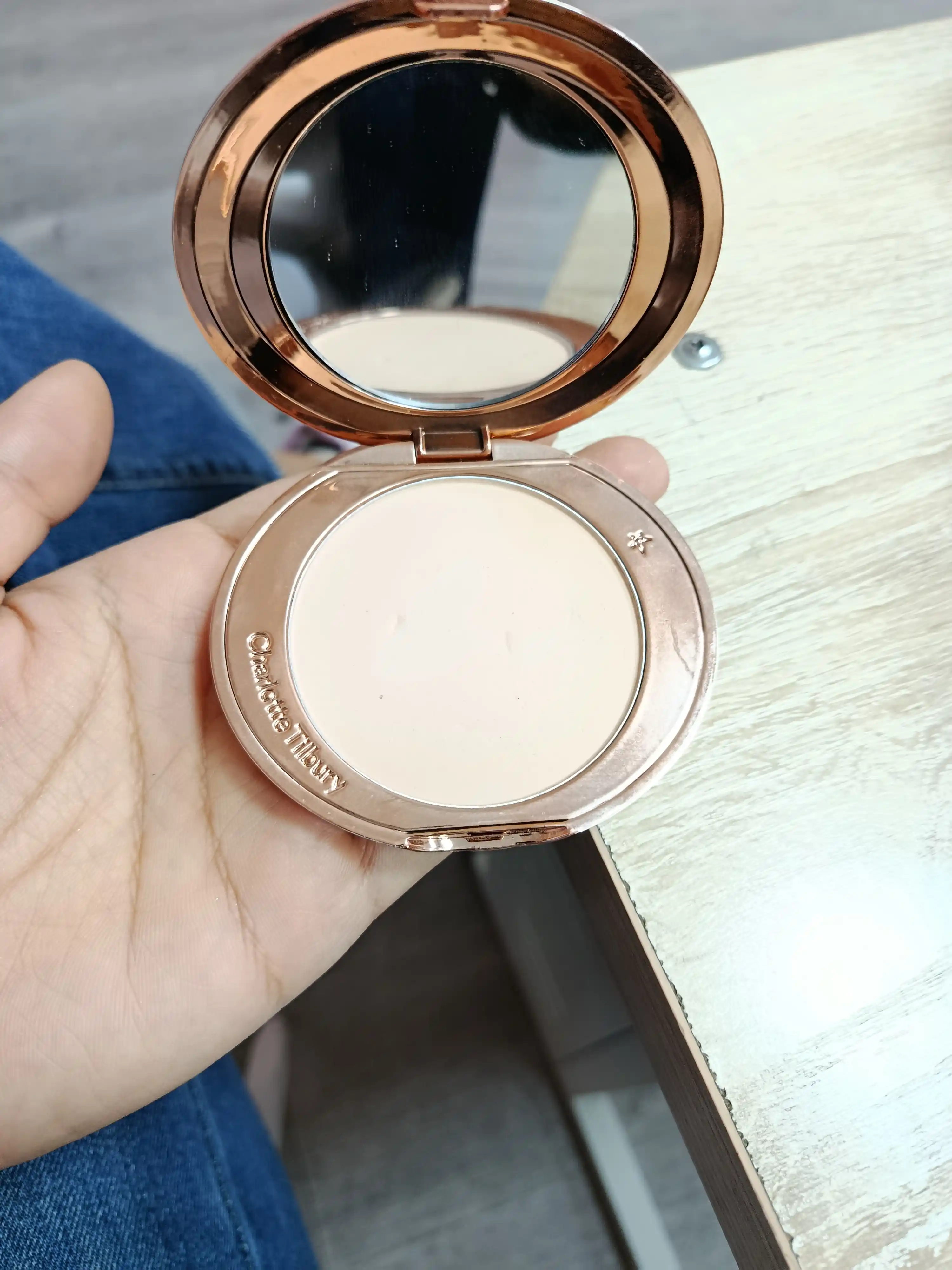 Пудра Charlotte Tilbury — легкая и универсальная, матовый финиш