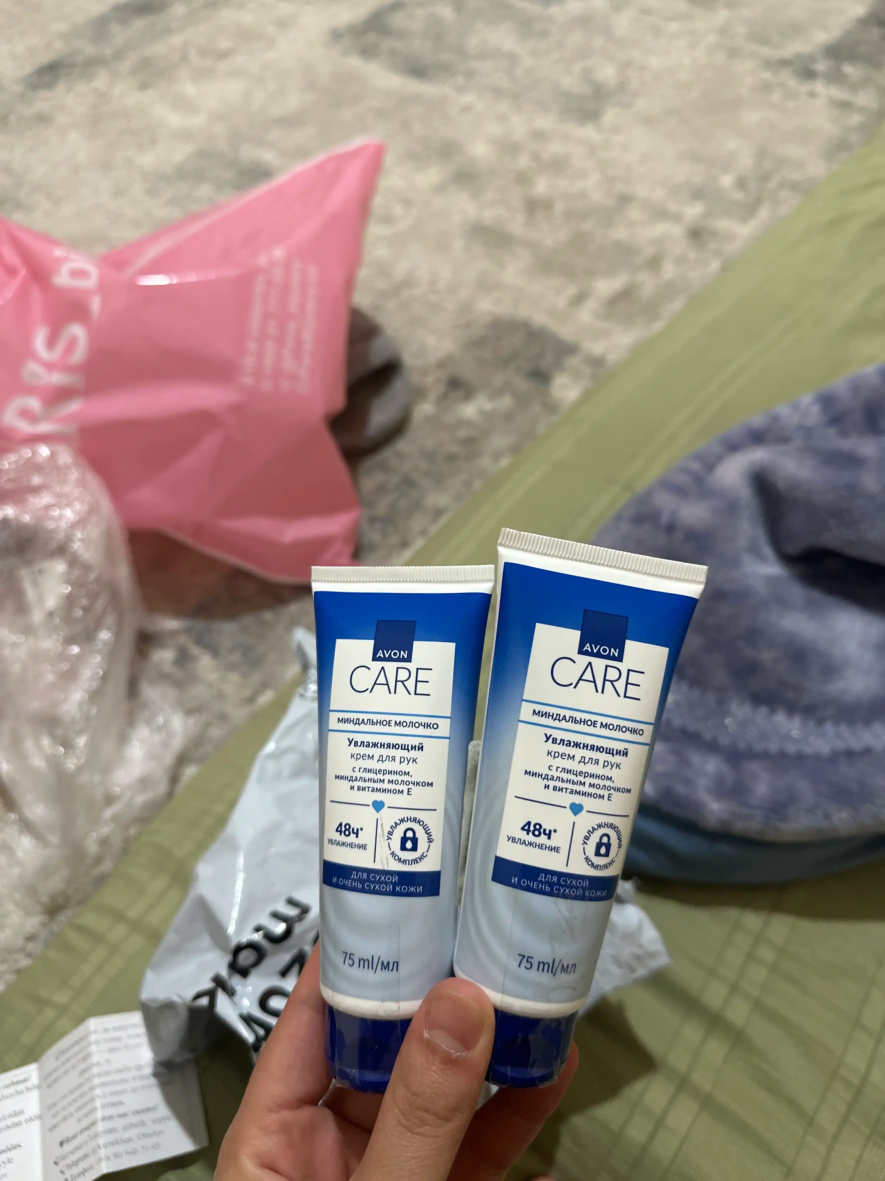 Qo'l kremi Avon, bodom suti va vitamin bilan, 75 ml