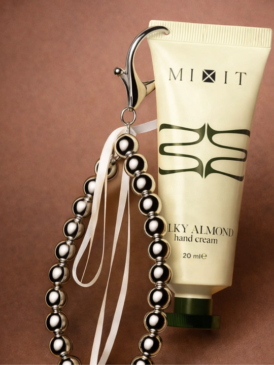 MIXIT dan qo‘l uchun namlantiruvchi krem kumushsimon brelok-braslet aksessuar bilan, 20 ml
