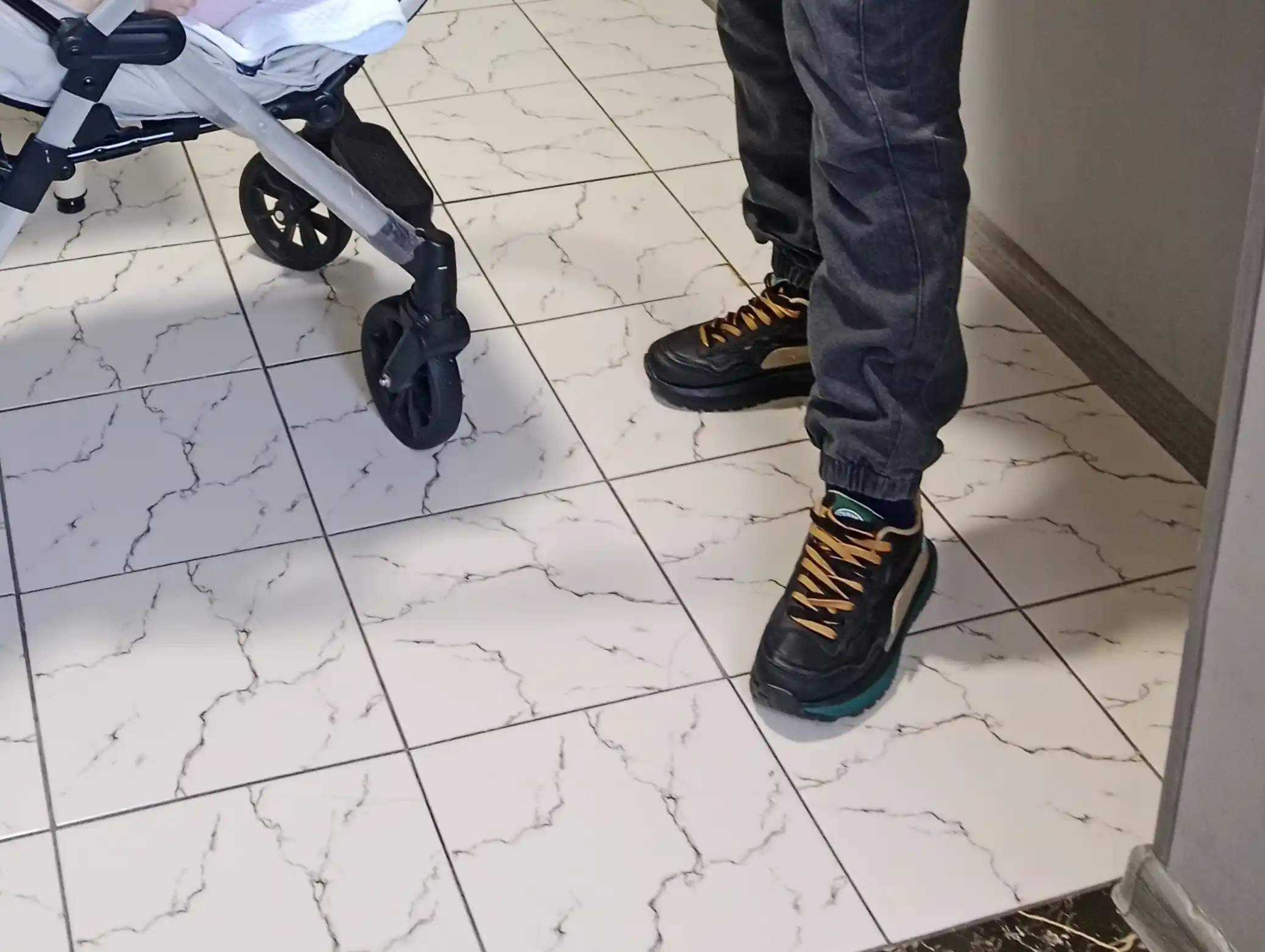 Erkaklar krossovkalari, suv o‘tkazmaydigan, o‘lchamlari 39-44gacha