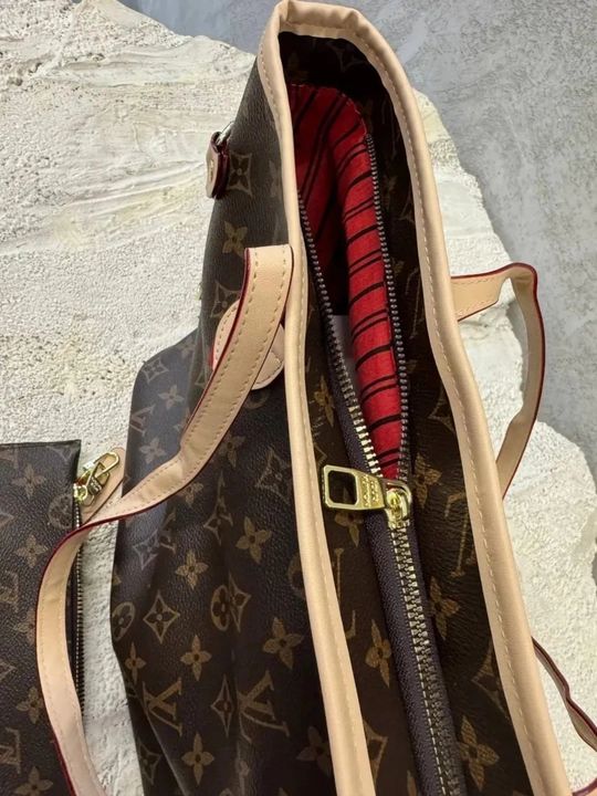 Ayollar sumkasi Louis Vuitton Neverfull uslubida