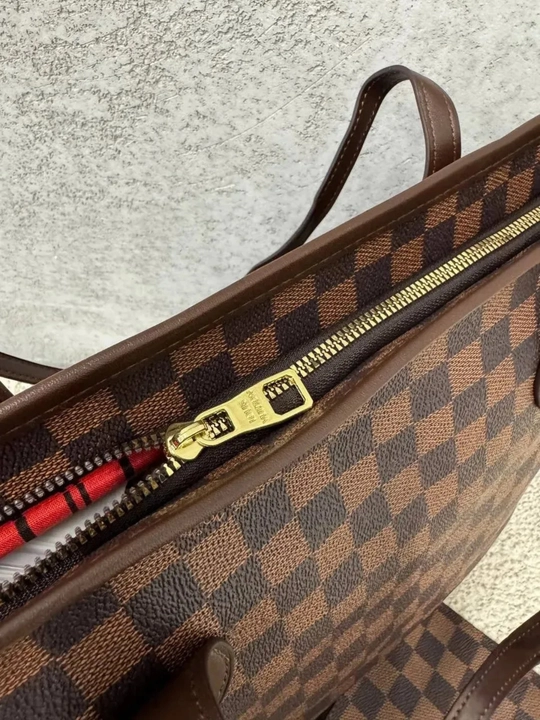Ayollar sumkasi Louis Vuitton Neverfull uslubida