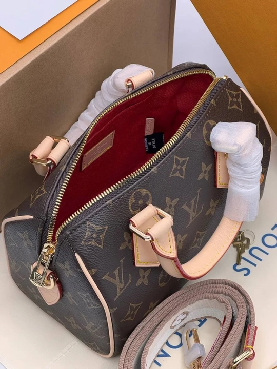 Ayollar sumkasi Louis Vuitton Neverfull uslubida