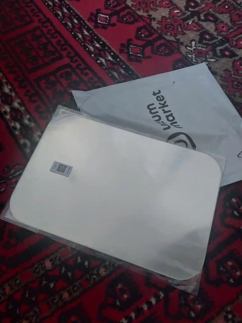 Devorga yopishtiriladigan, plastik oyna
