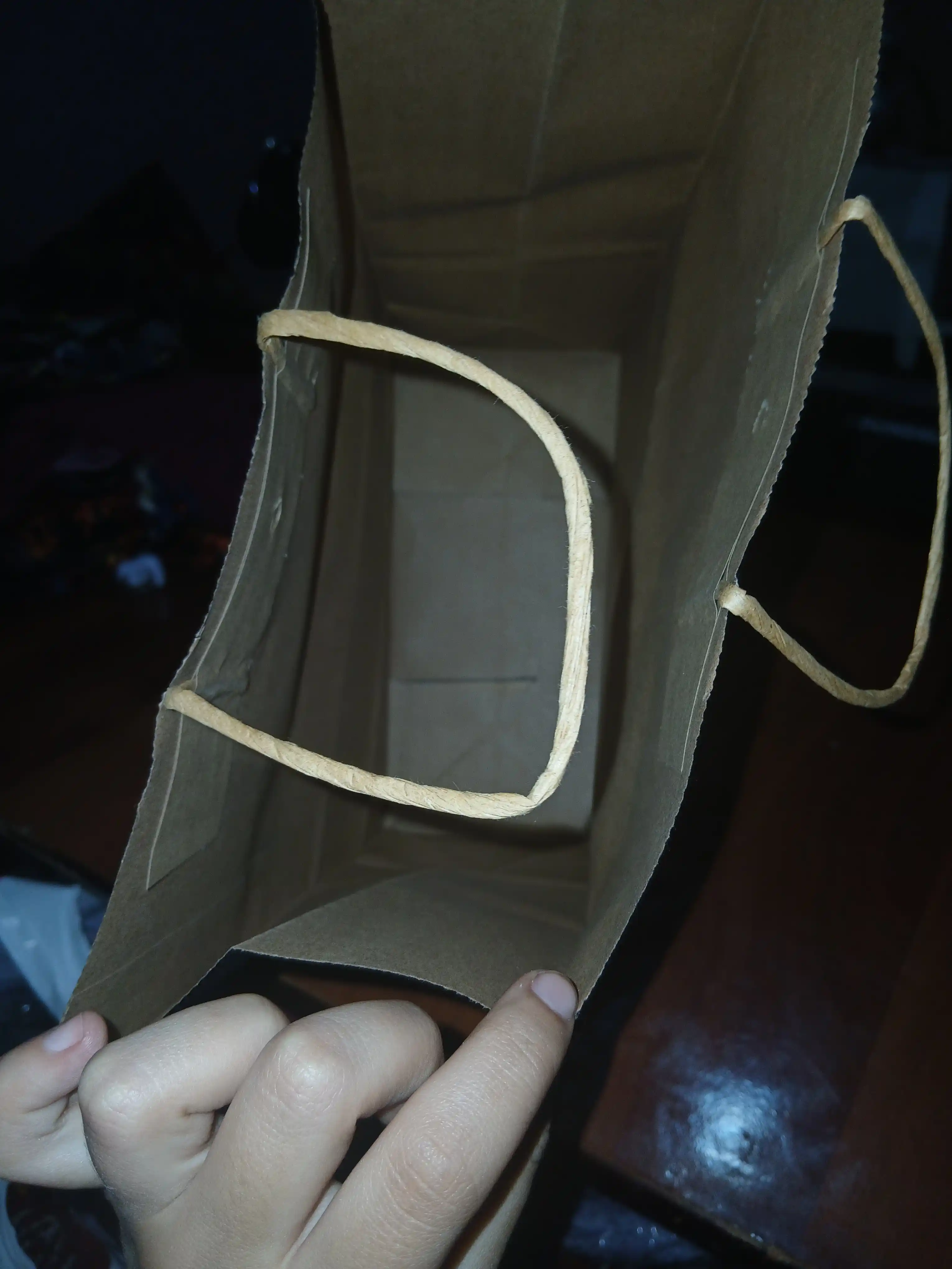 Kraft paket, qog'oz, sovg'a uchun, ushlaydiganlari bilan