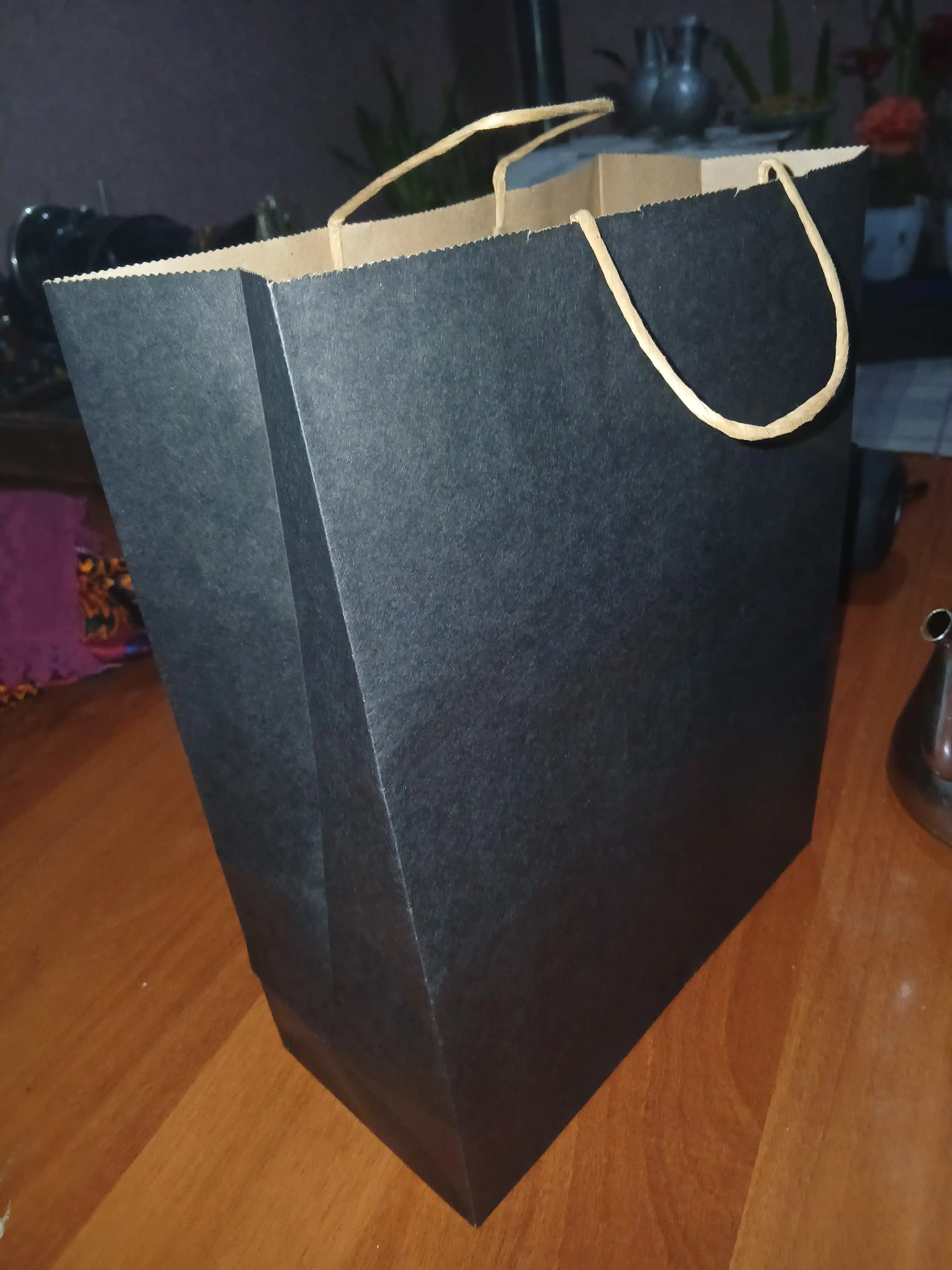 Kraft paket, qog'oz, sovg'a uchun, ushlaydiganlari bilan