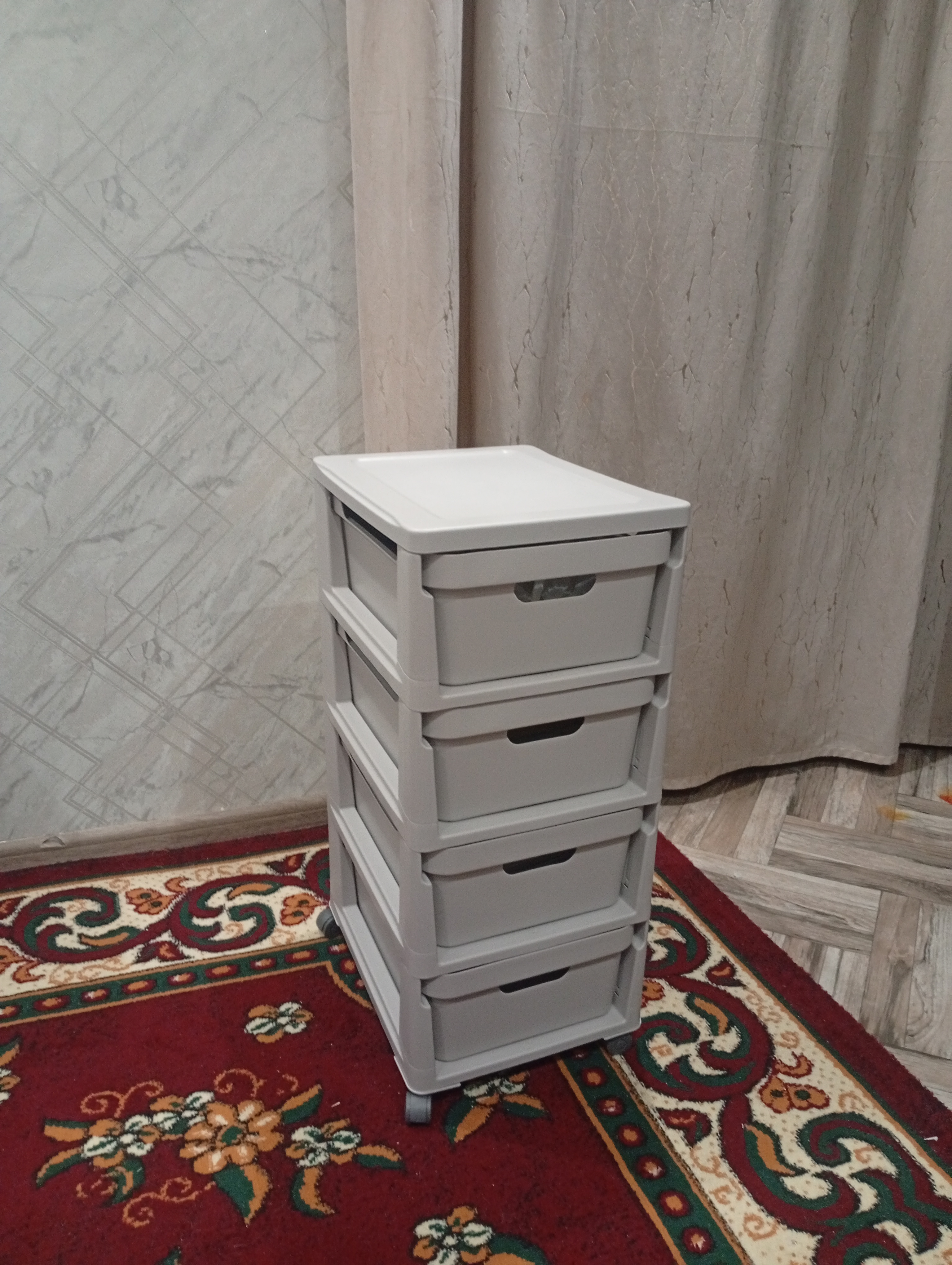 G'ildiraklarli komod, 4 tortma