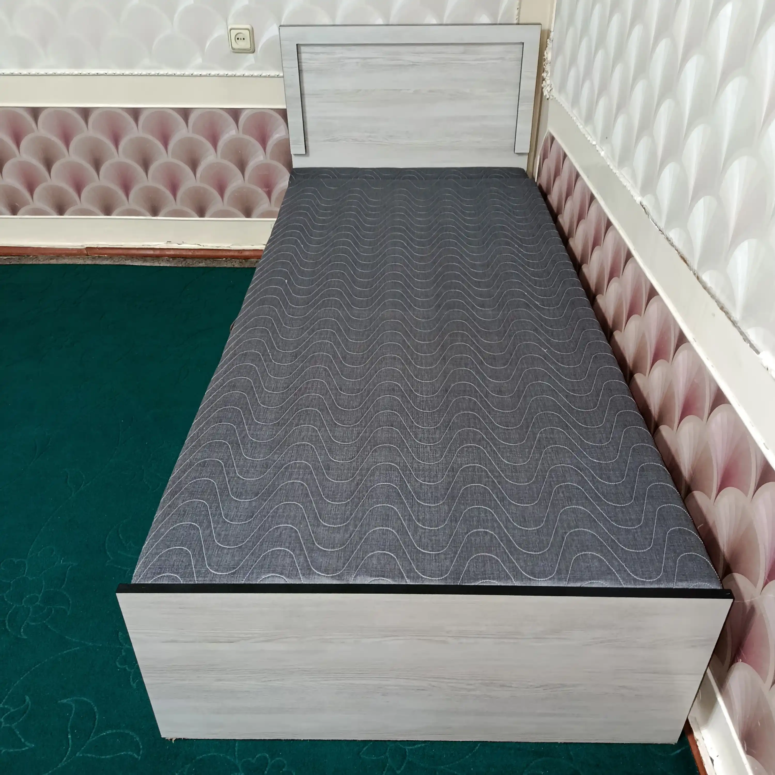 Bir kishilik to'shak, matras bilan