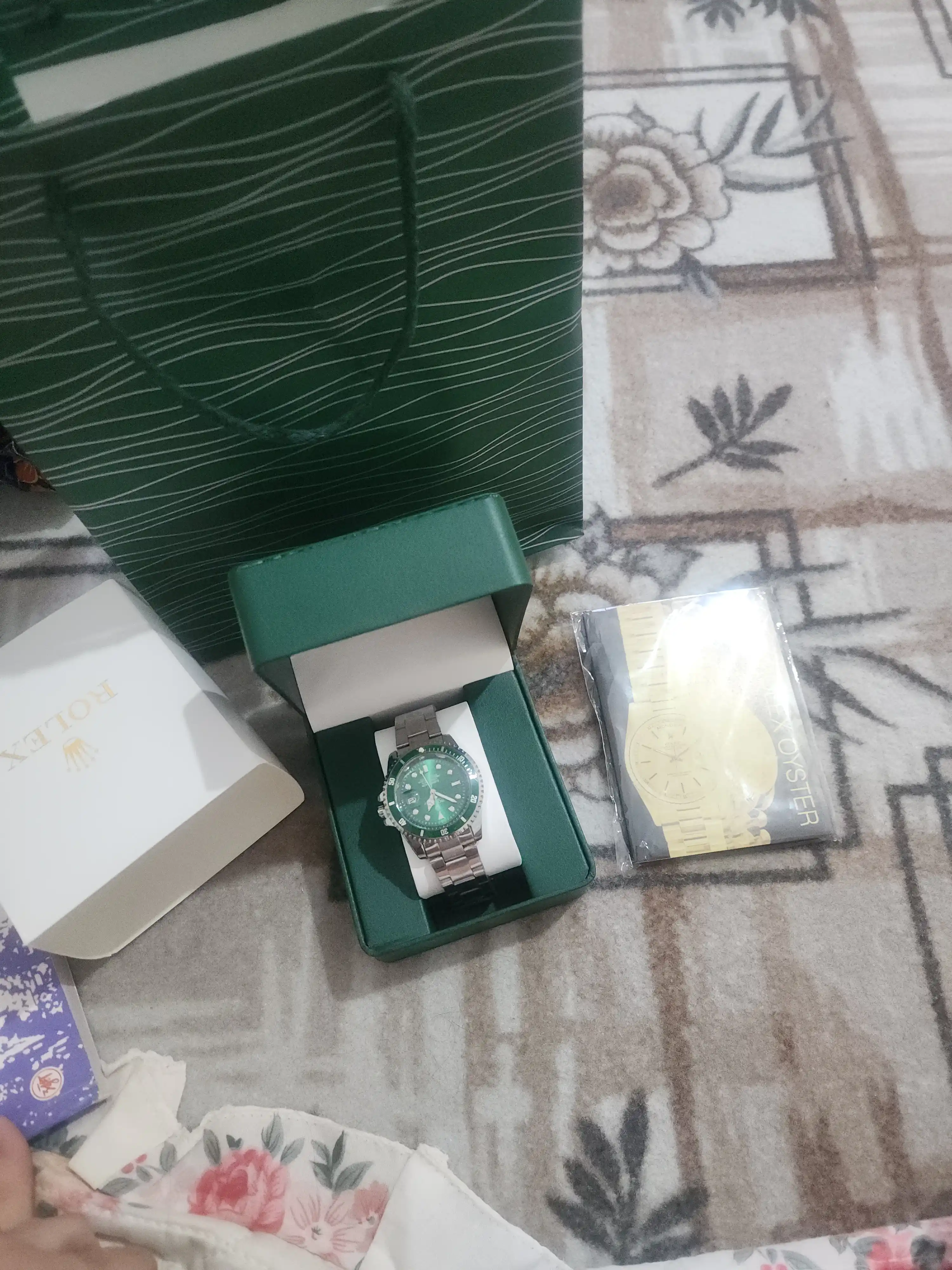 Erkaklar qo'l soati, sovg'a qutisi va hujjatlari bilan