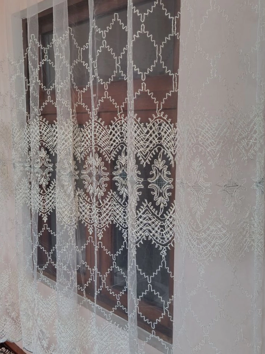 Tyul parda kashtali, nafis gulli, yengil va shaffof, bo‘yi 280 sm
