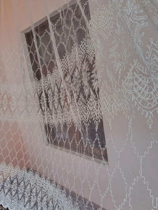 Tyul parda kashtali, nafis gulli, yengil va shaffof, bo‘yi 280 sm
