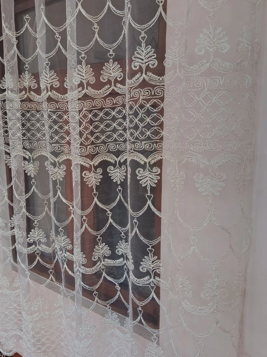 Tyul parda kashtali, nafis gulli, yengil va shaffof, bo‘yi 280 sm