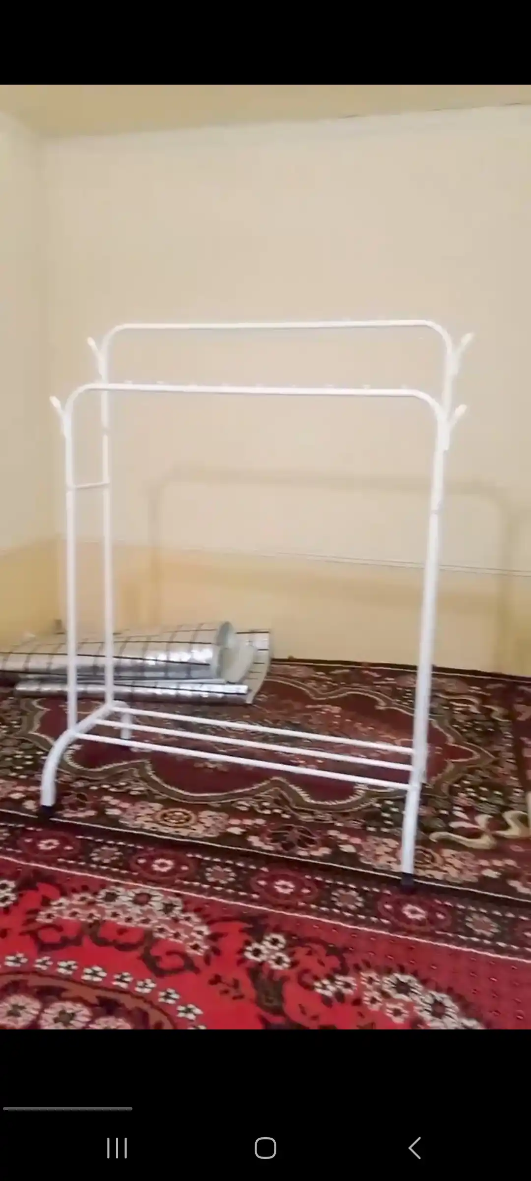Metall garderob, polga osiladigan kiyim ilgich, poyabzal tagligi bilan, g‘ildirakli