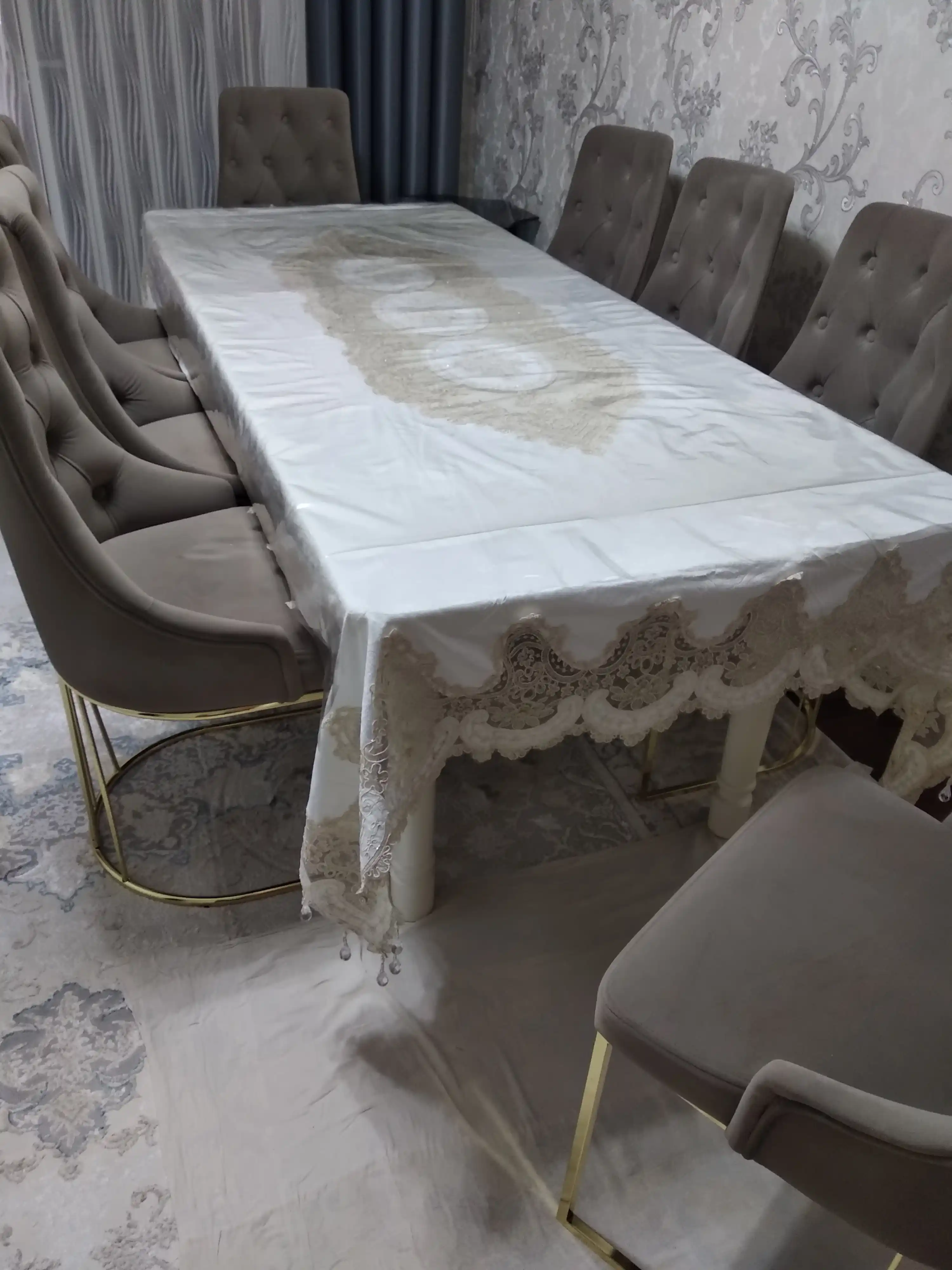 To‘g‘ri to‘rtburchak baxmal dasturxon, kashta va to‘r bezakli bayram dasturxoni