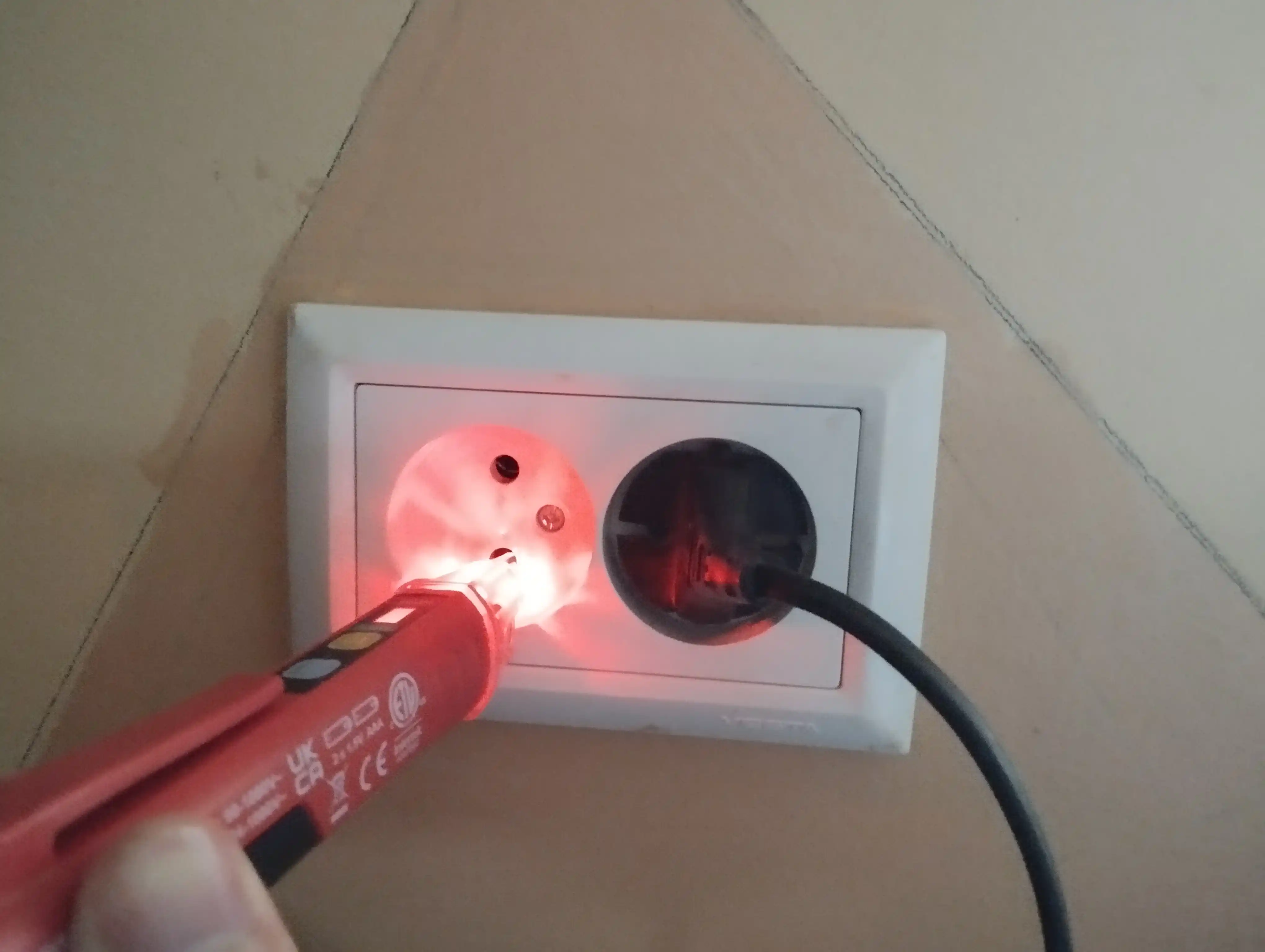Kontaktsiz detektor, indikator UNI-T UT12D