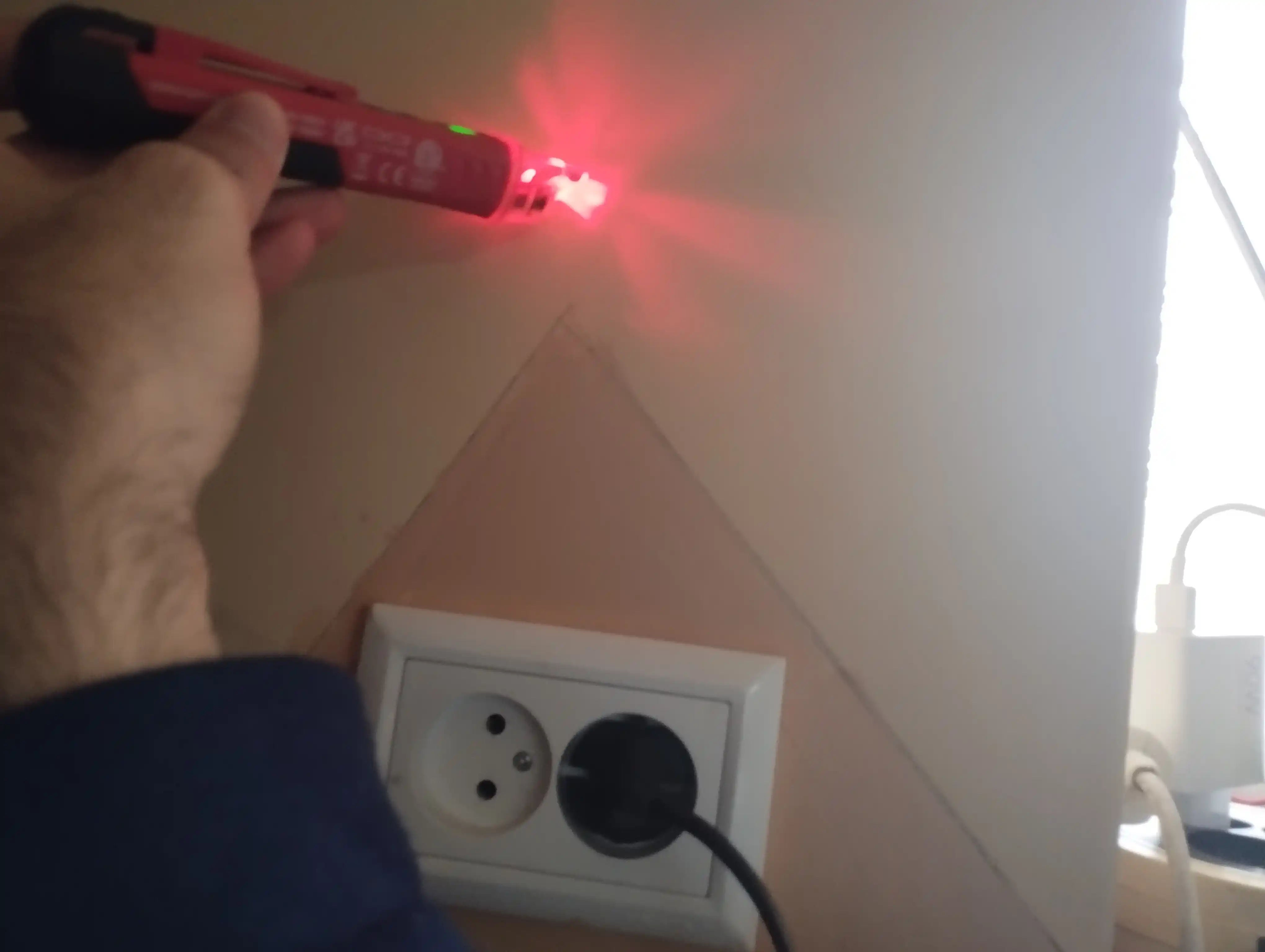 Kontaktsiz detektor, indikator UNI-T UT12D