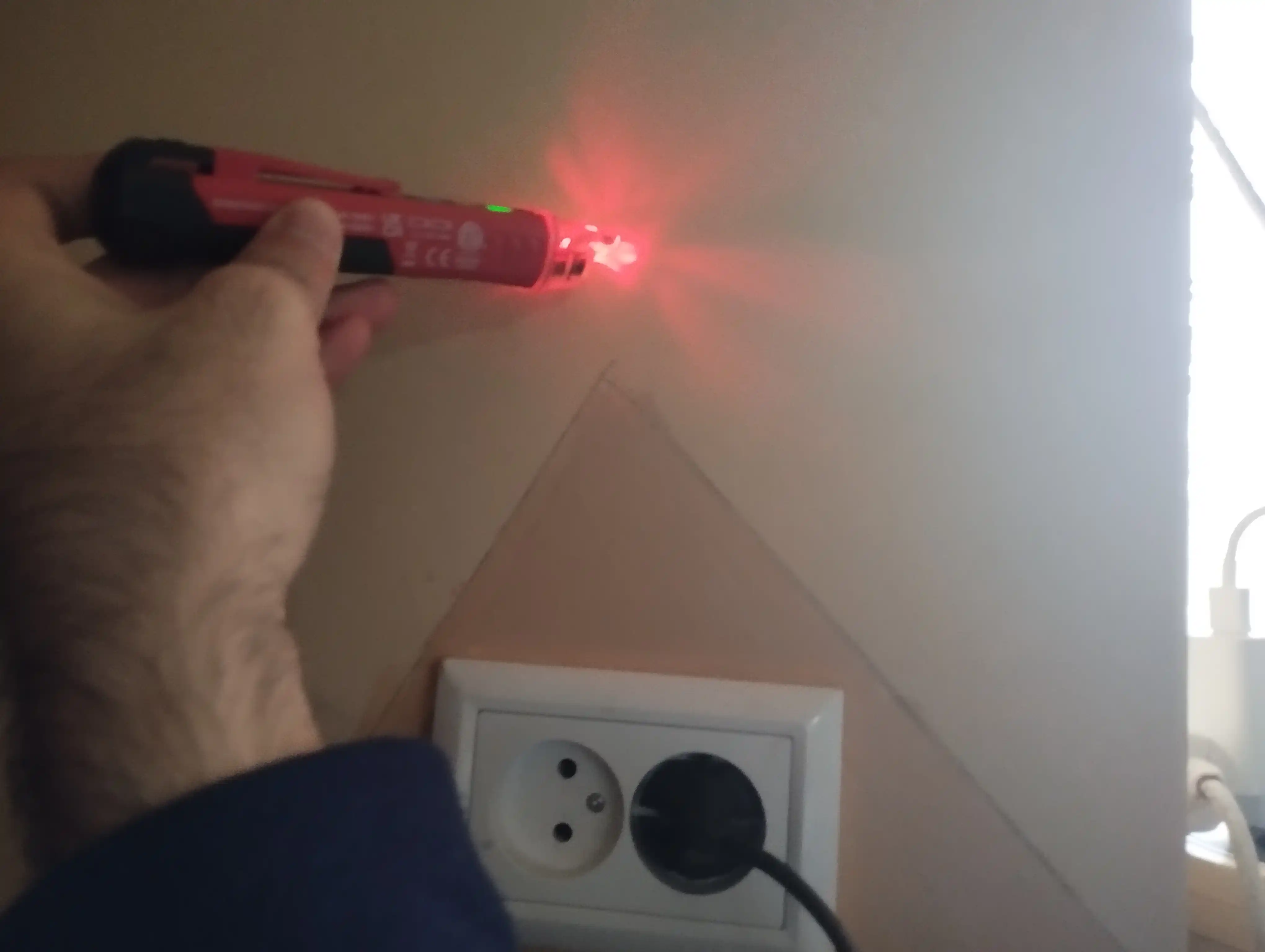 Kontaktsiz detektor, indikator UNI-T UT12D