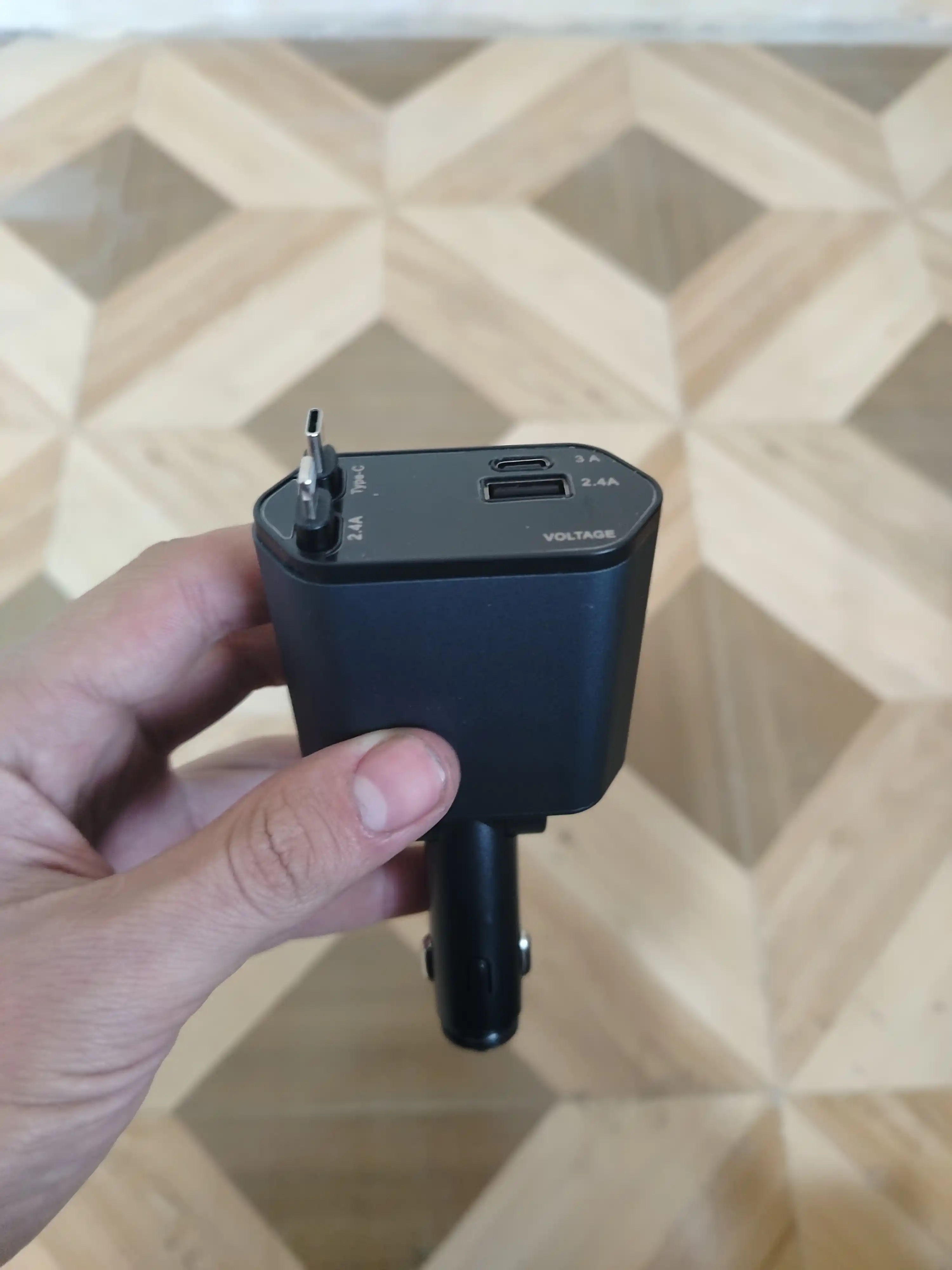 Avto tezkor zaryadlovchi 4in1 Type-C va iPhone kabel, 180° aylanuvchi, 2.4A kuchli