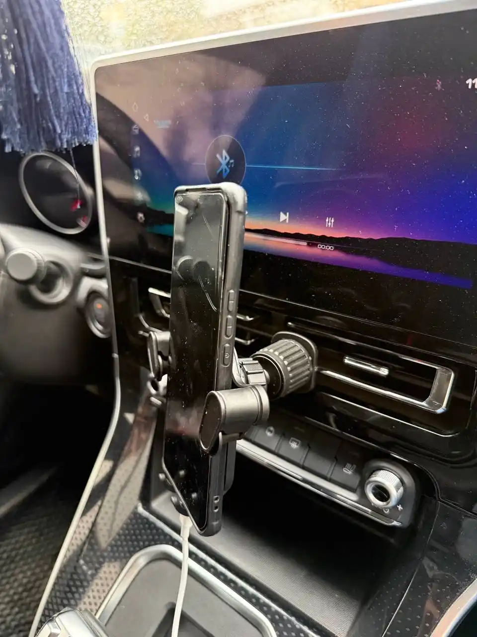 Universal avto telefon ushlagichi — deflektorga o‘rnatiladi, 180° ga aylanadi
