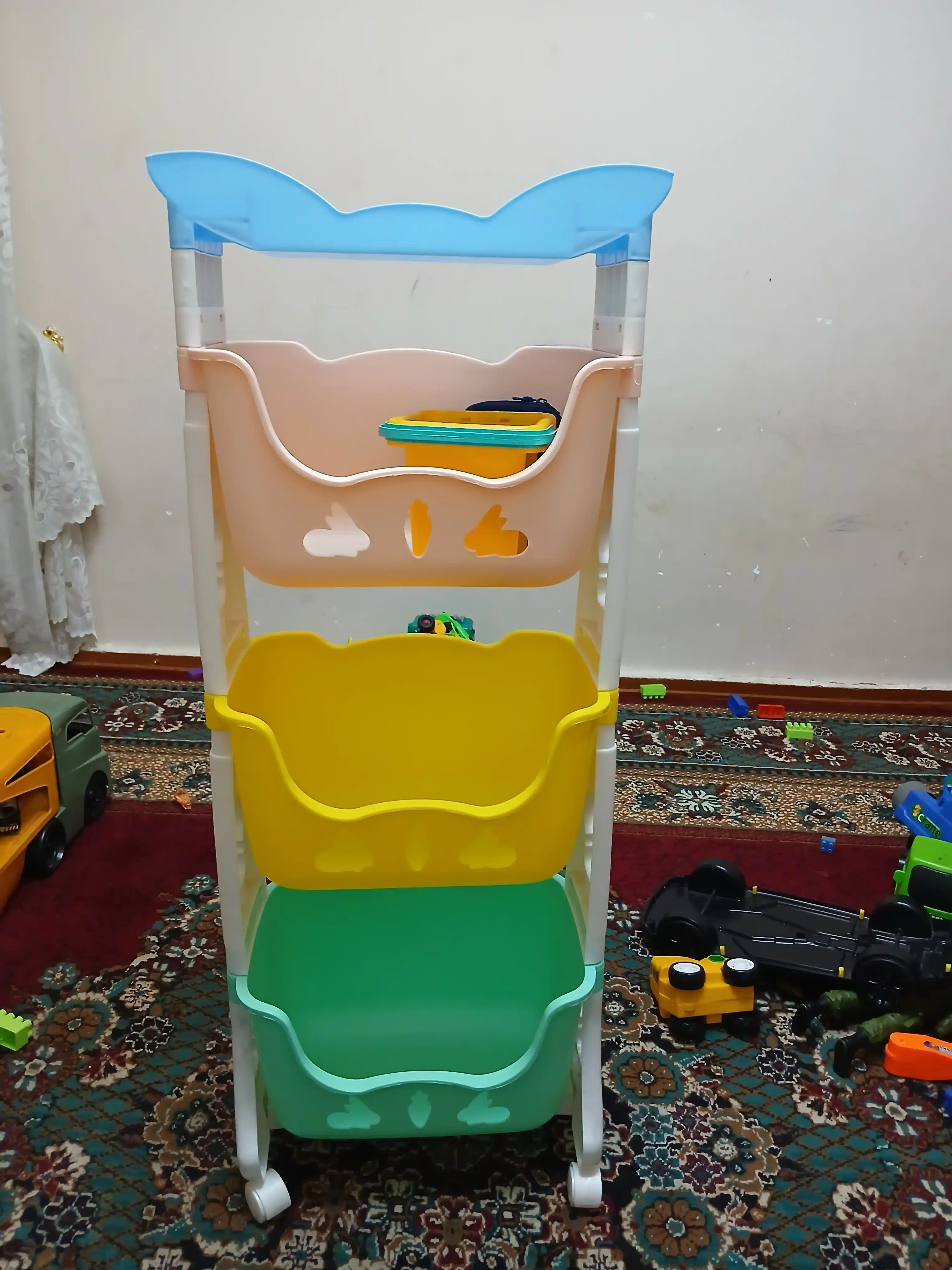 Plastik pol tokcha, g'ildiraklarda oshxona, hammom uchun
