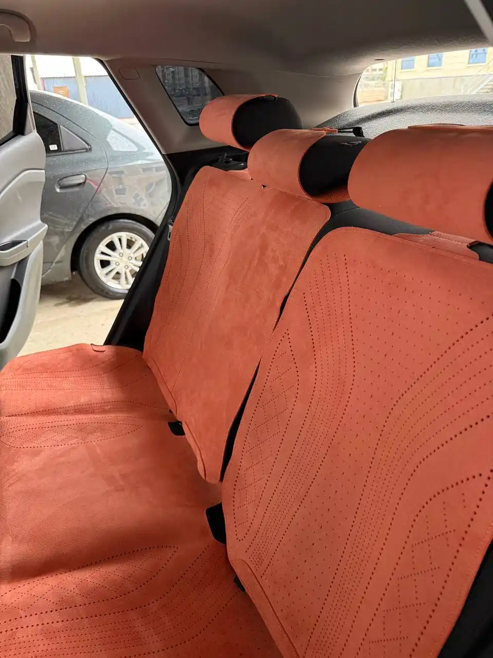 Alkantara materialdan universal avto o‘rindiq nakidkalari, perforatsiyali (Chexol)