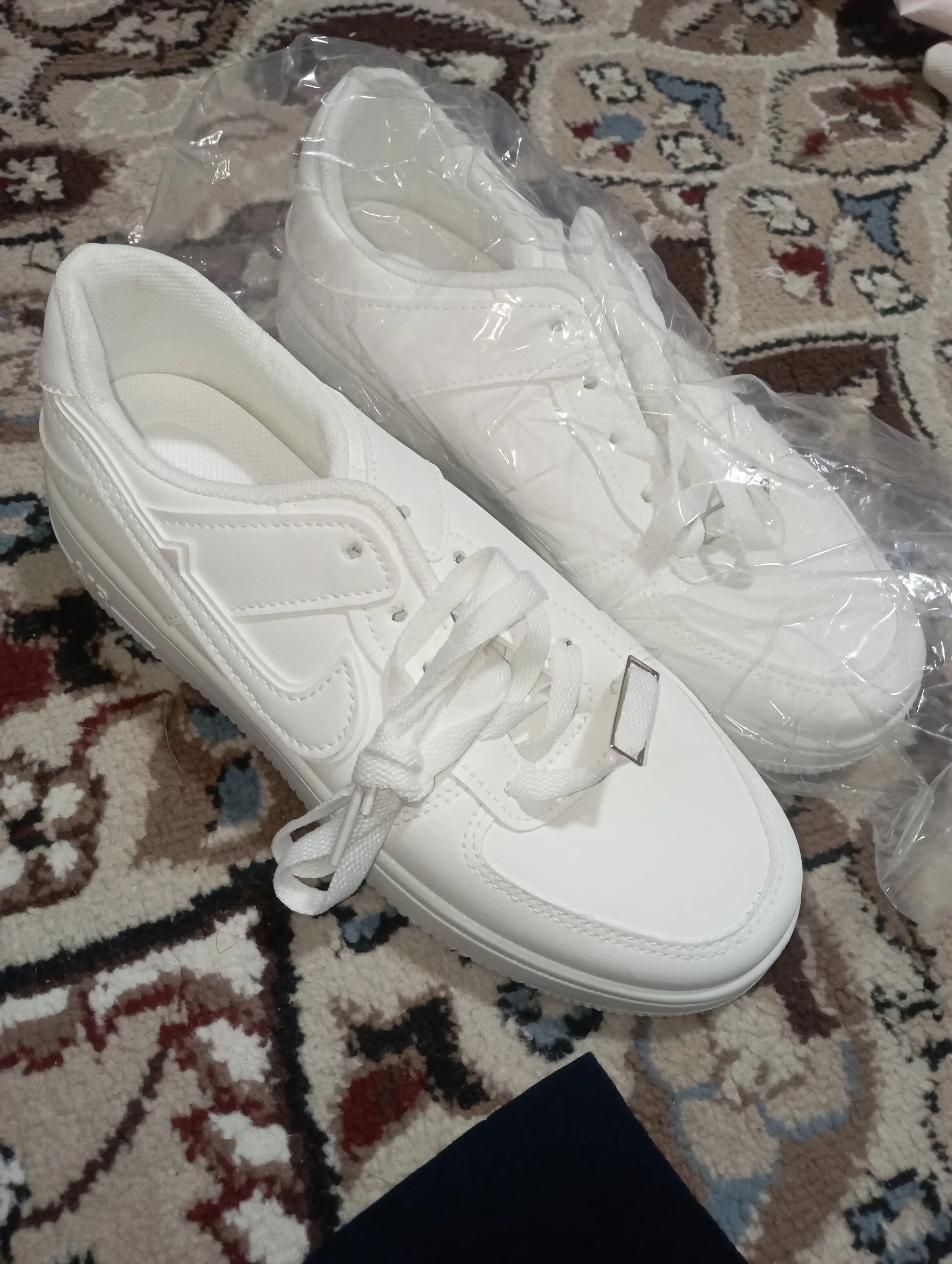 Nike’dan har qanday ob-havo uchun yumshoq va qulay oq AIR FORCE krossovkalari