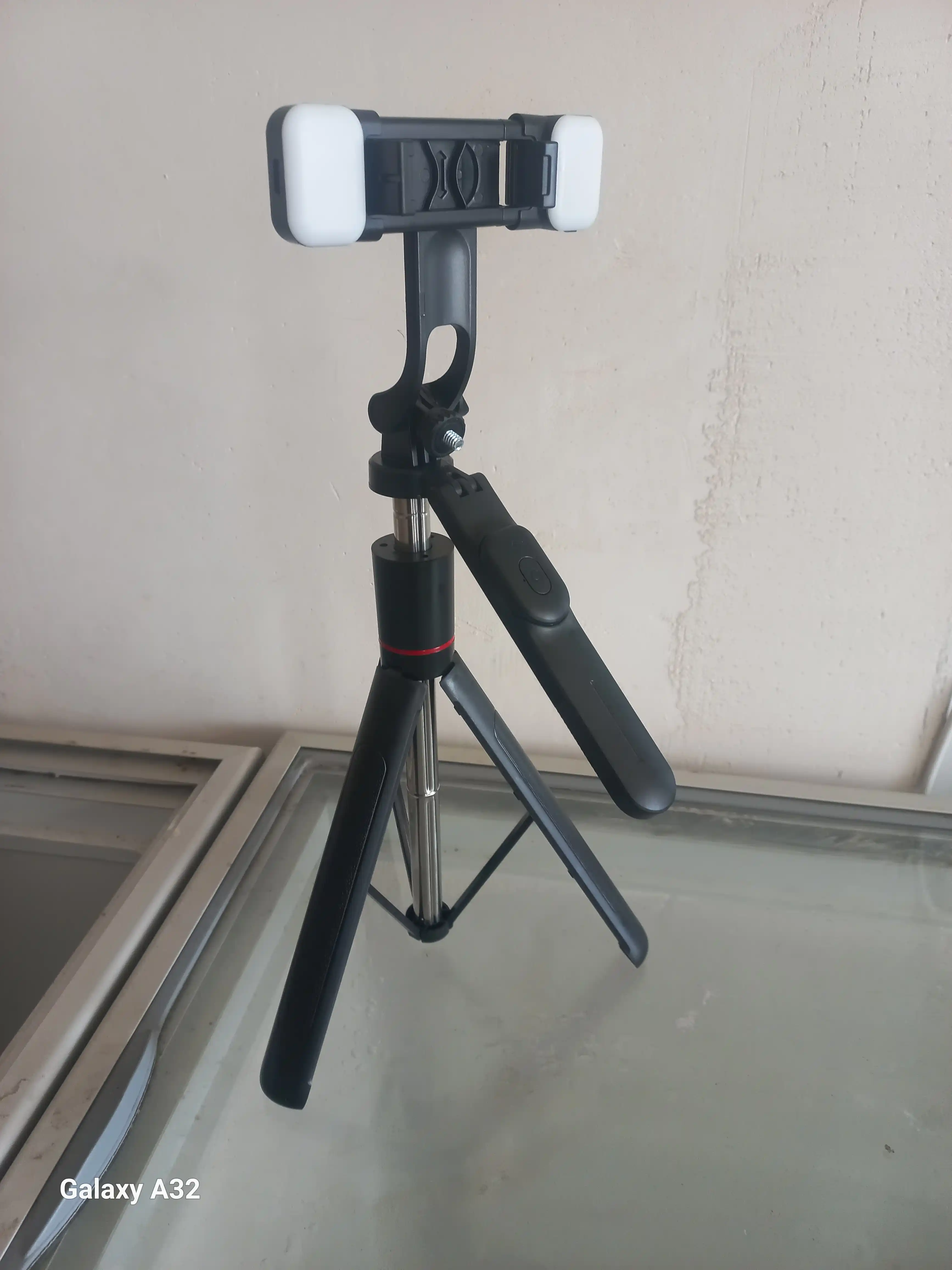 Штатив для телефона высота 170 см с Bluetooth-пультом и подсветкой; и камерами GoPro