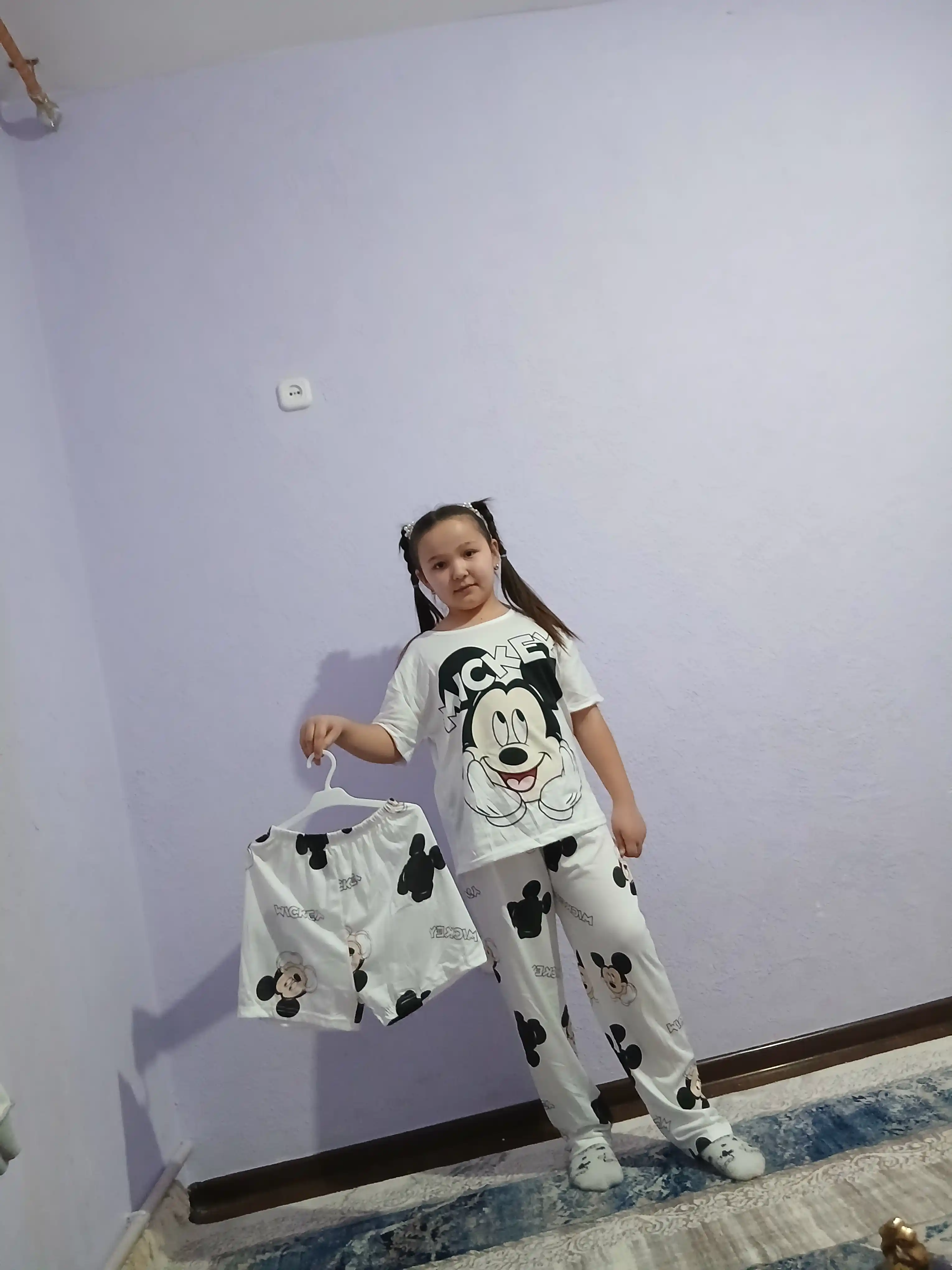 Ayollar pijamasi, 3 tasi 1 da - shortik, shim va futbolka, ayollar uchun uy kiyimi
