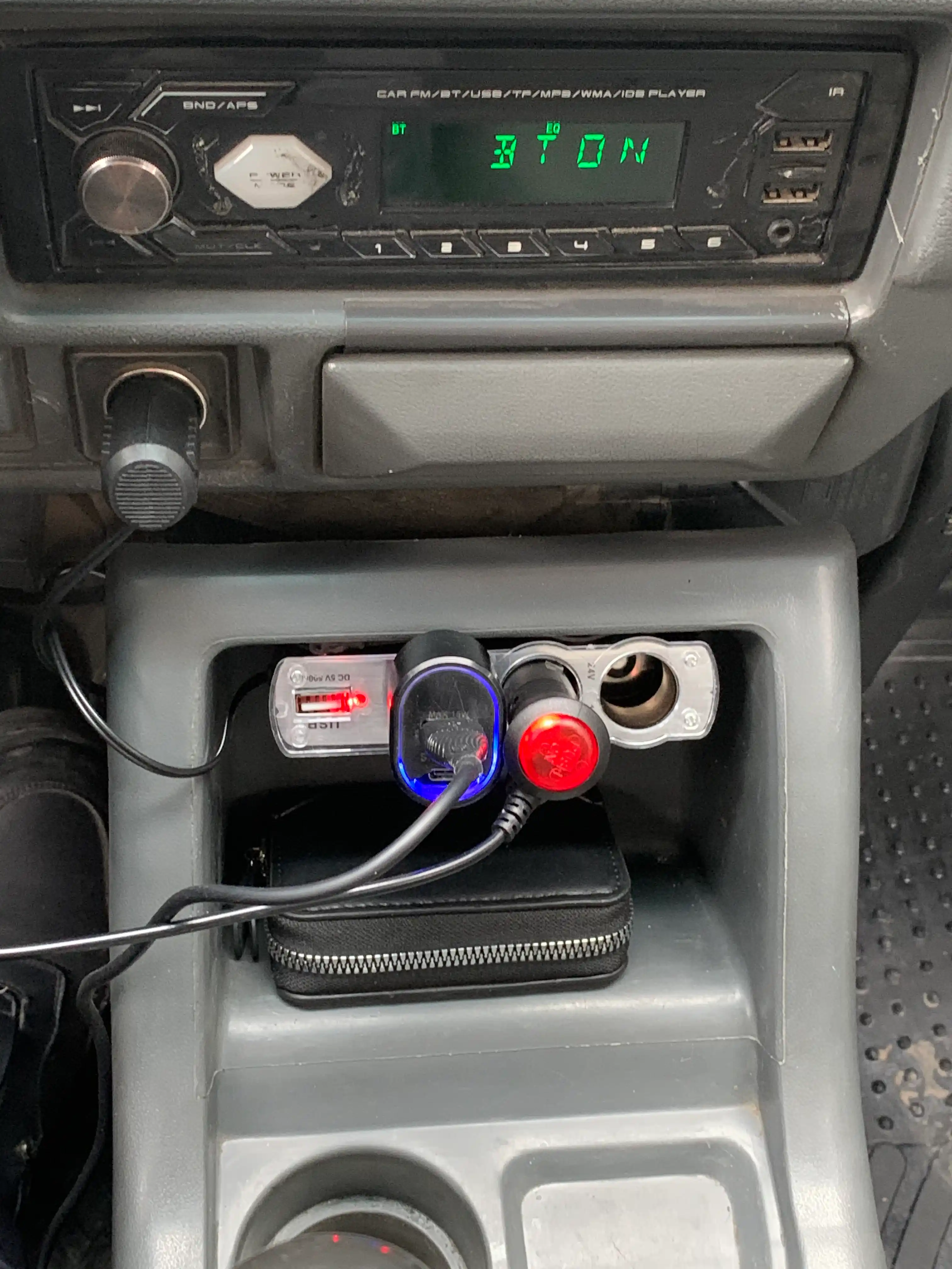 Тройник разветвитель прикуривателя c 3 гнездами и с USB, автозарядка