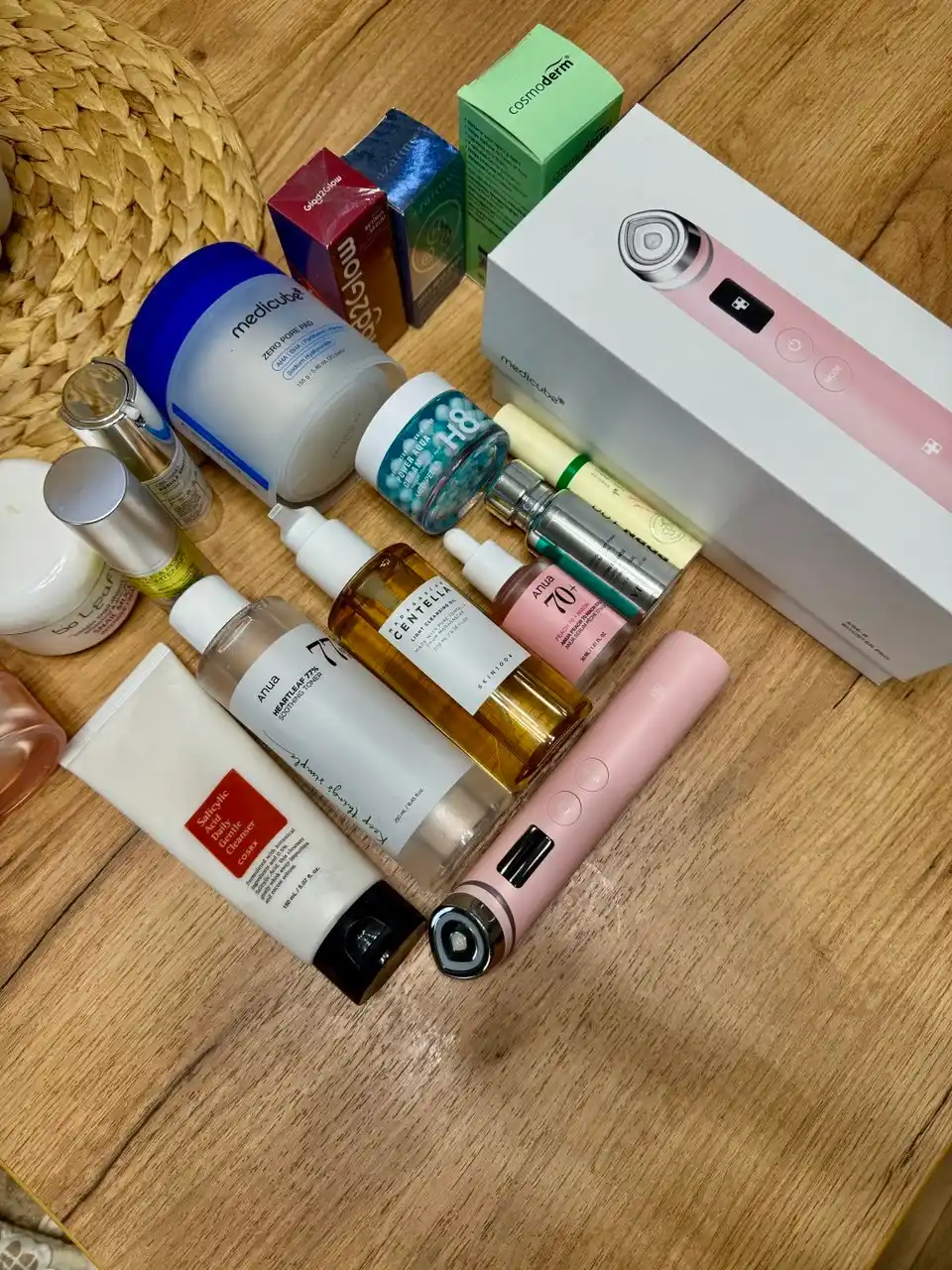 Микротоковый массажер для лица Medicube AGE-R Booster Pro и мини версия