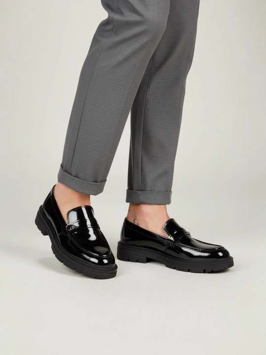 Erkaklar uchun yarim klassik va klassik uslubdagi mokasinlar, tuflilar