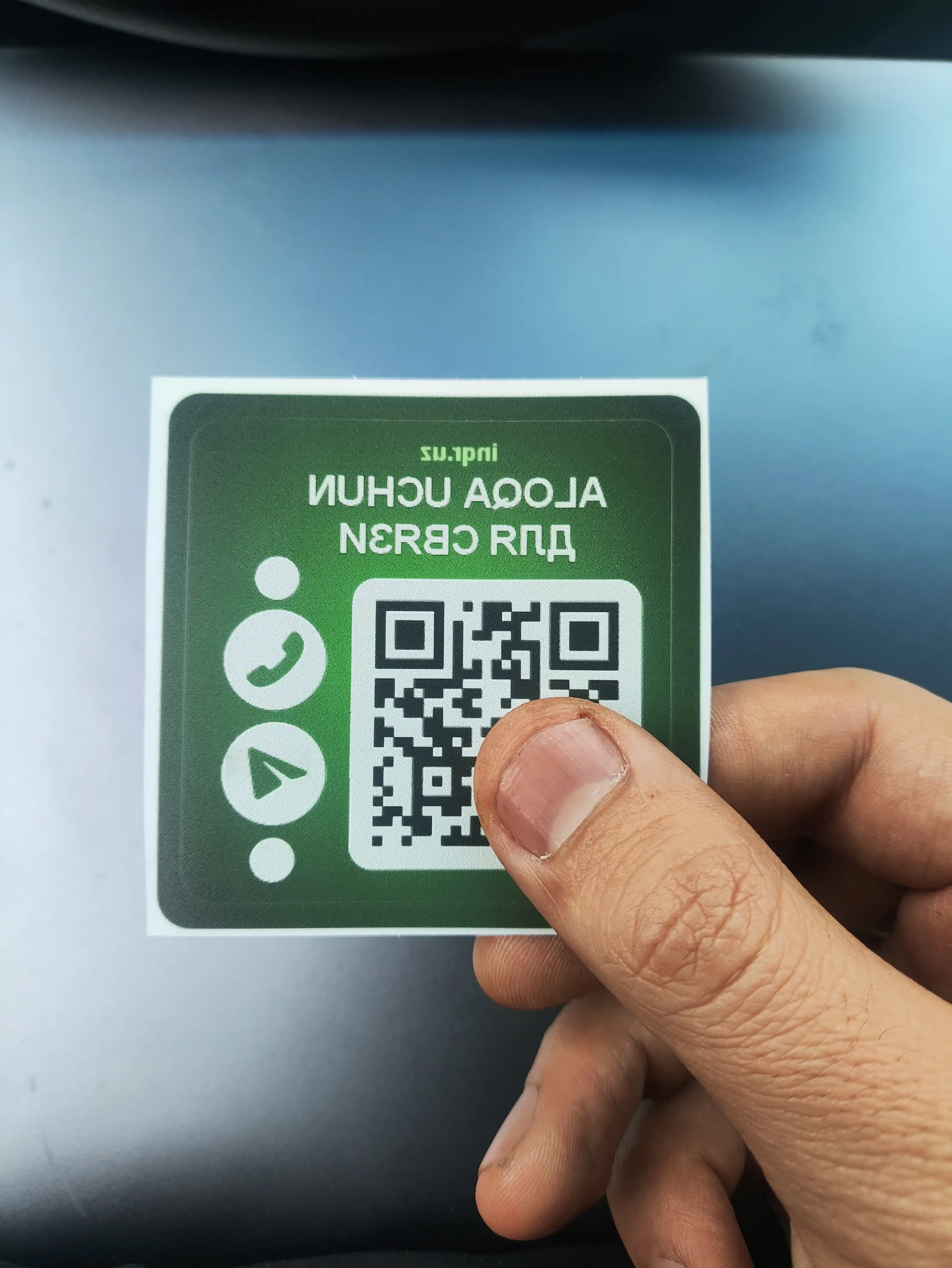INQR Avtovizitka – avtomobil oynasi uchun, egasi bilan aloqa, inqr