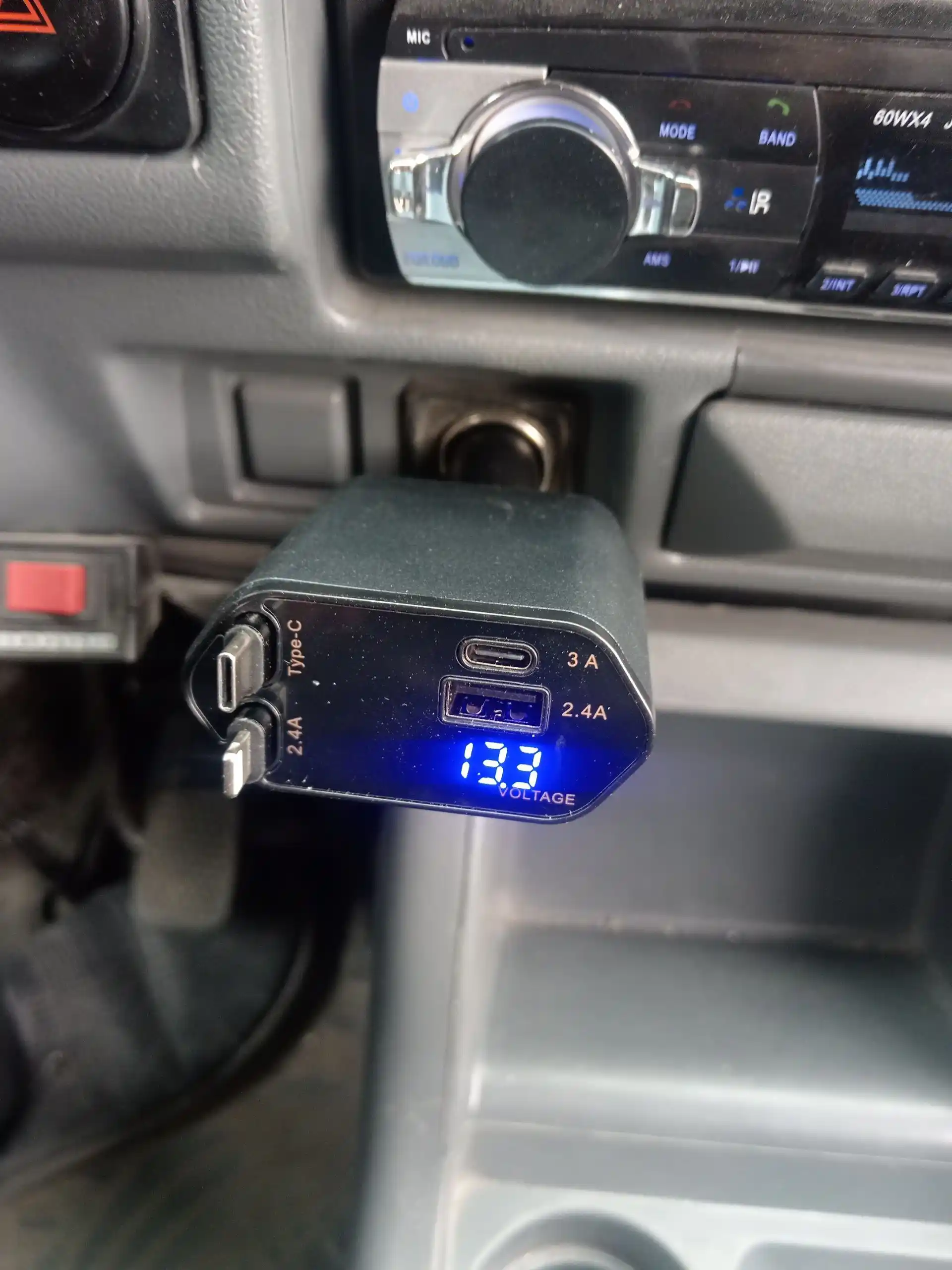 Avto tezkor zaryadlovchi 4in1 Type-C va iPhone kabel, 180° aylanuvchi, 2.4A kuchli