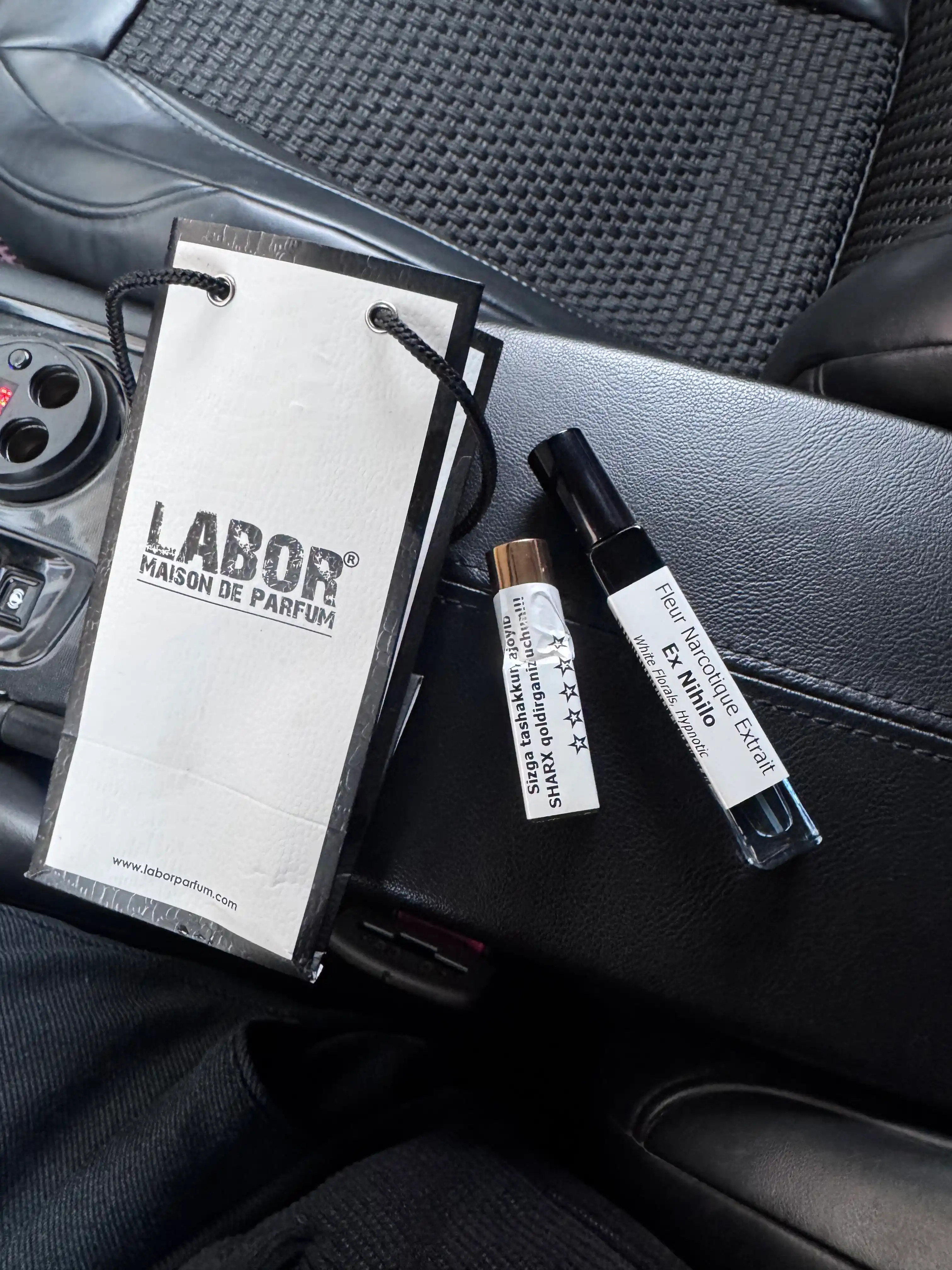 Fleur Narcotique Extrait de Parfum Ex Nihilo, Erkak va ayollar parfyumi maxsus flakonlarda