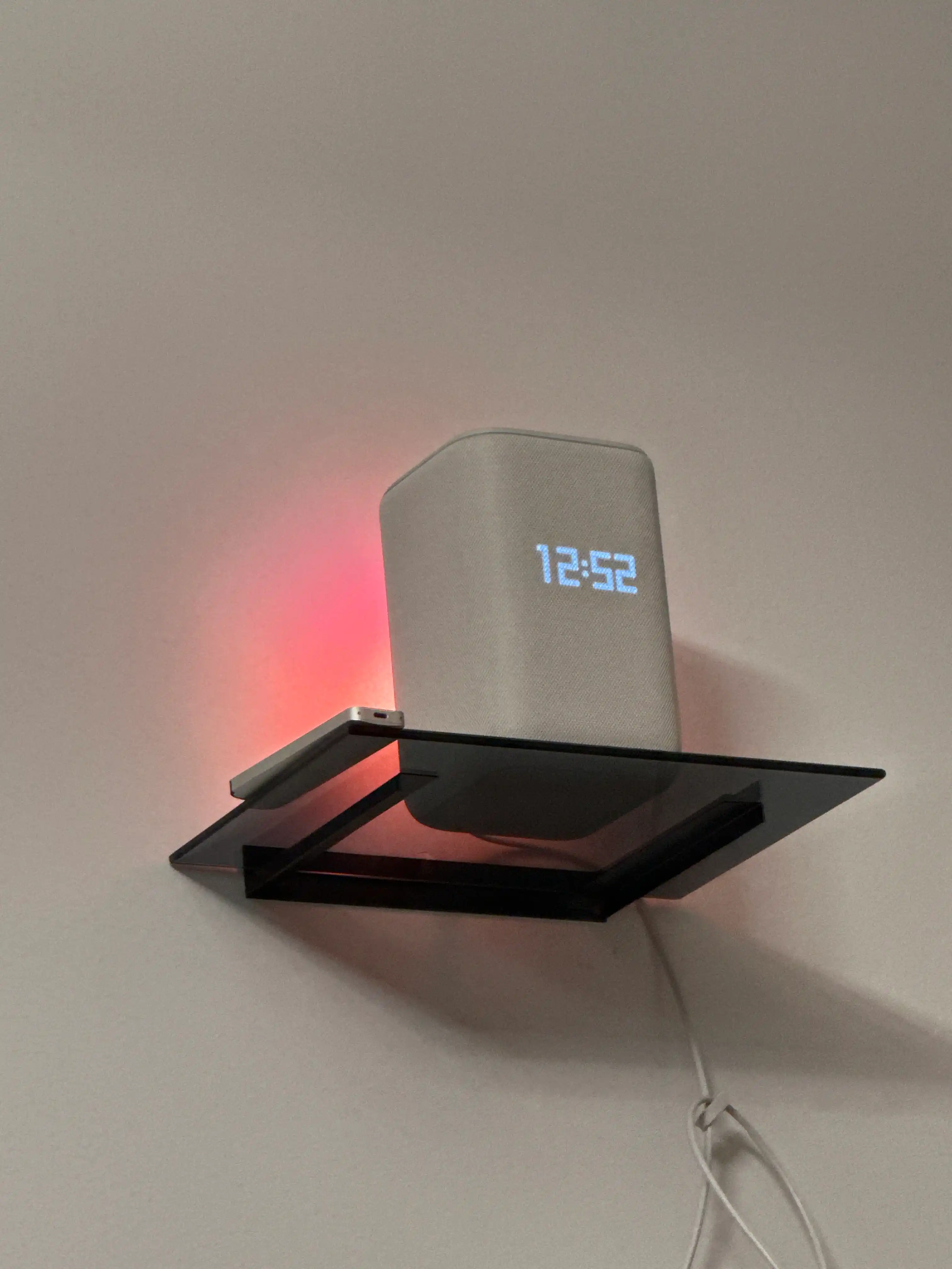 Katta va kichik shisha polka, podstavka - DVD, tyuner, Wi-Fi va smart box uchun