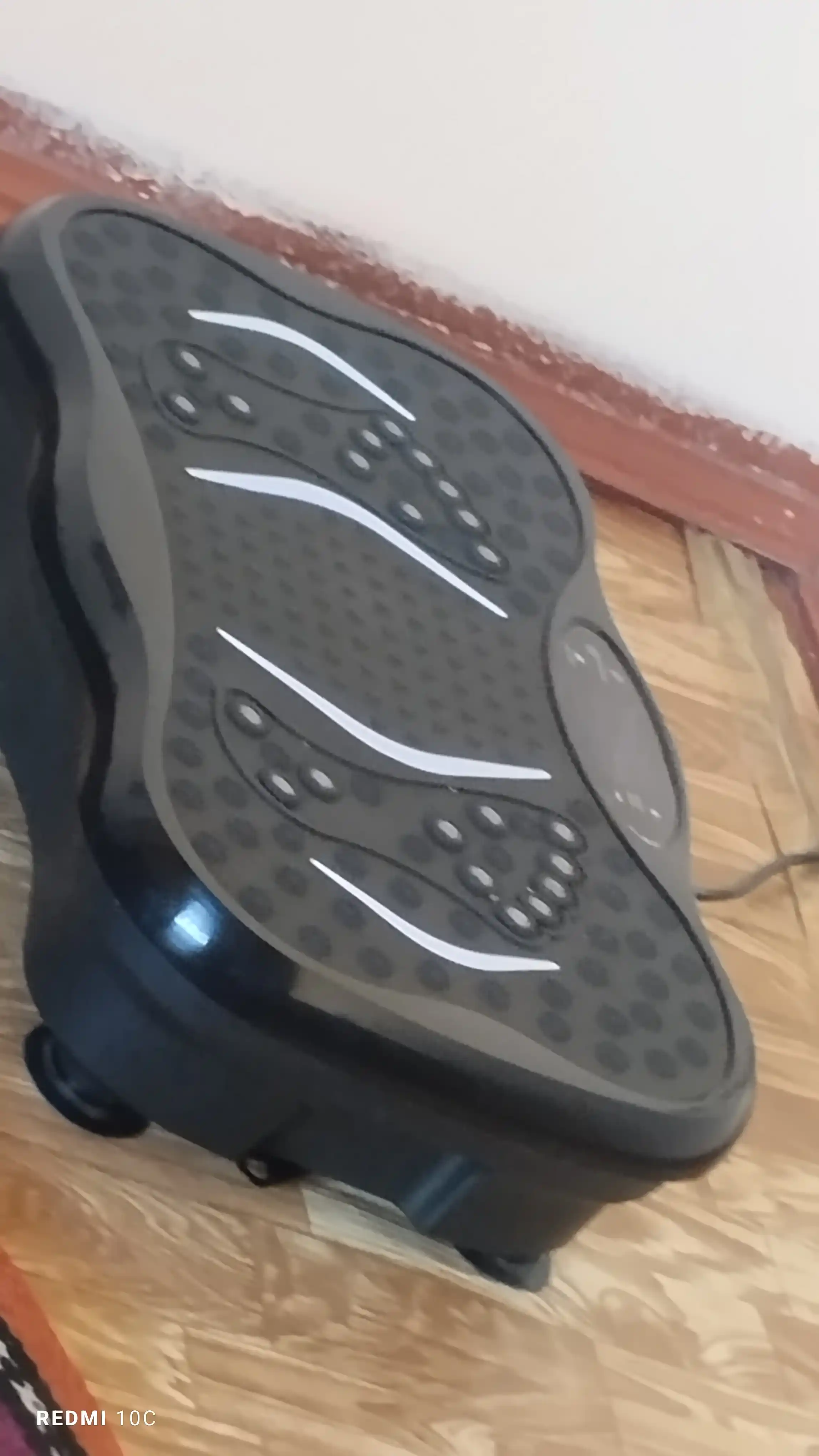 Vibratsion fitnes platforma — massaj funksiyasi  KECHITE tish rezinalari bilan