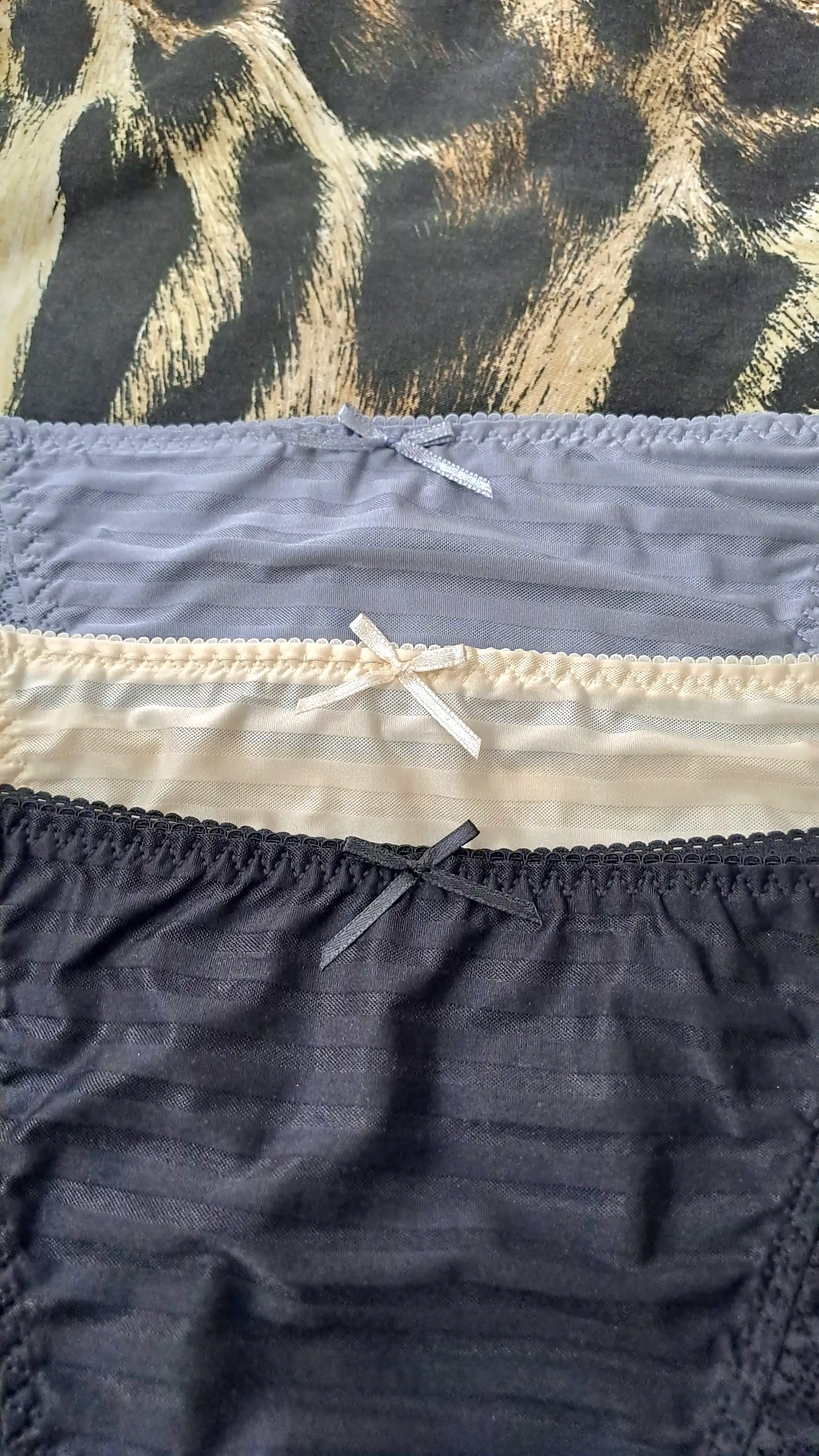 Ayollar uchun to‘rli trusiklar to‘plami, 3 dona va 1 dona, katta o‘lchamda