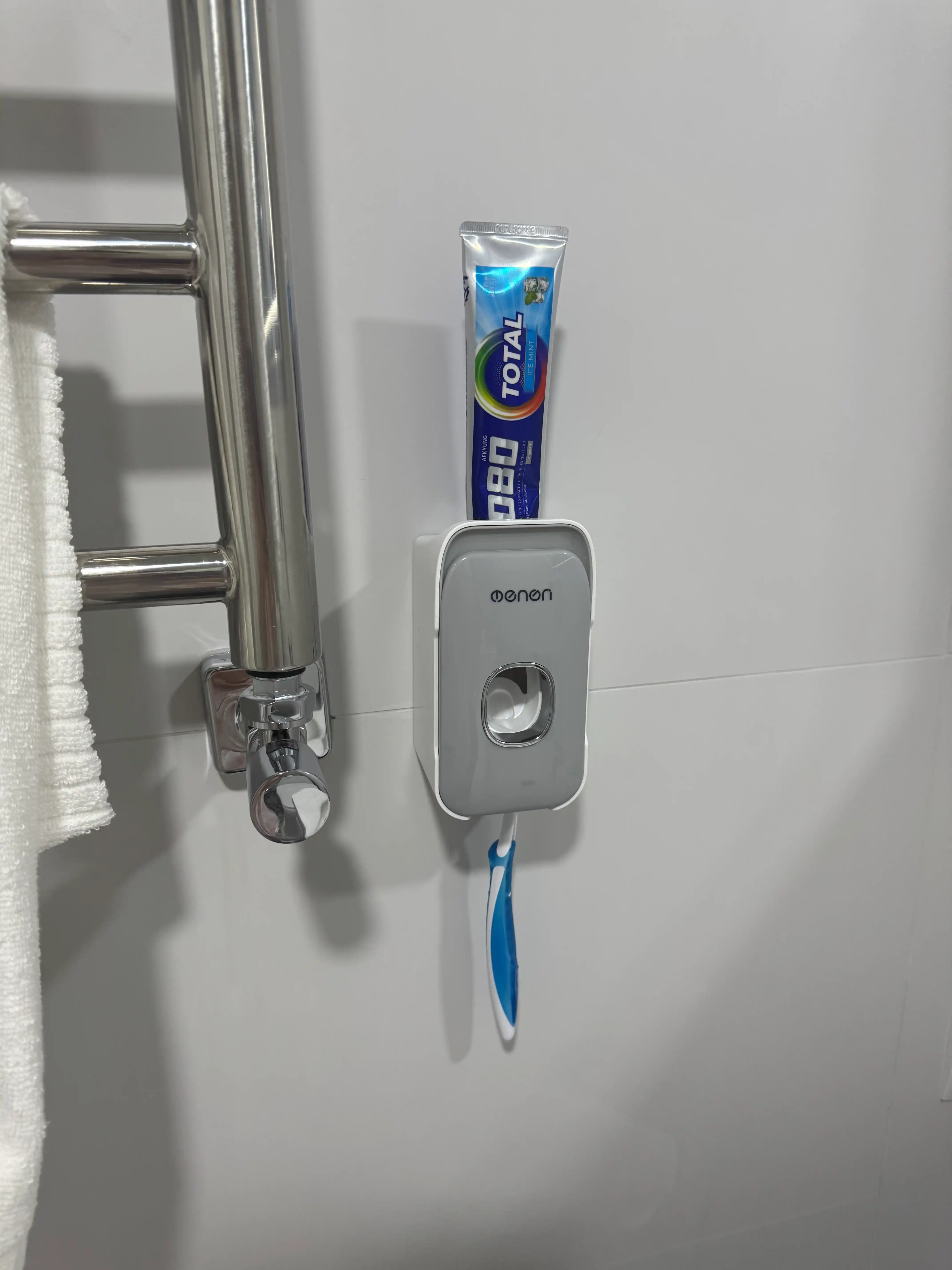Devorga o‘rnatiladigan avtomatik tish pastasi dispenseri, namlikka chidamli ABS