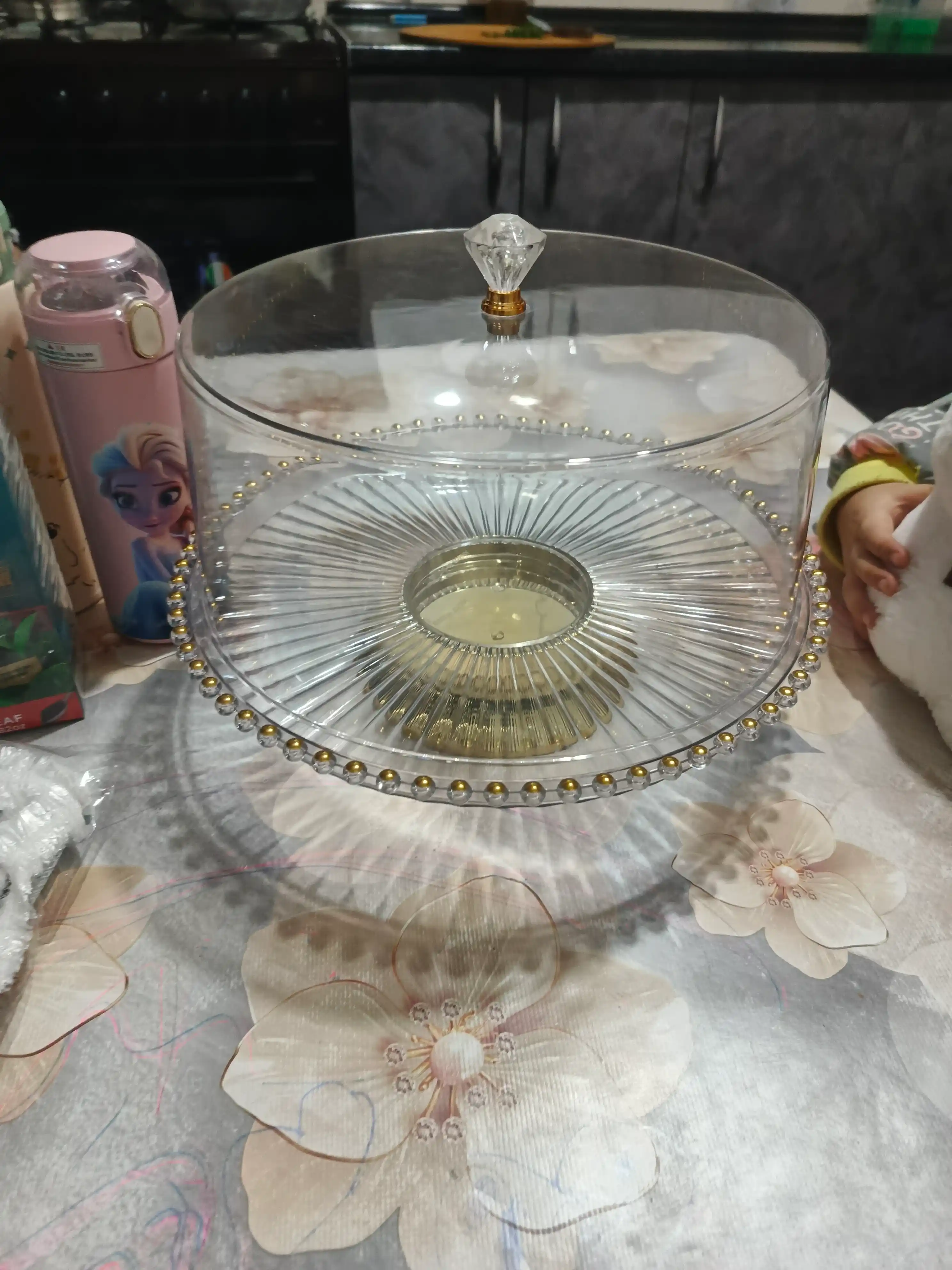 Пластиковая тортница с прозрачной крышкой и золотым основанием для красивой сервировки