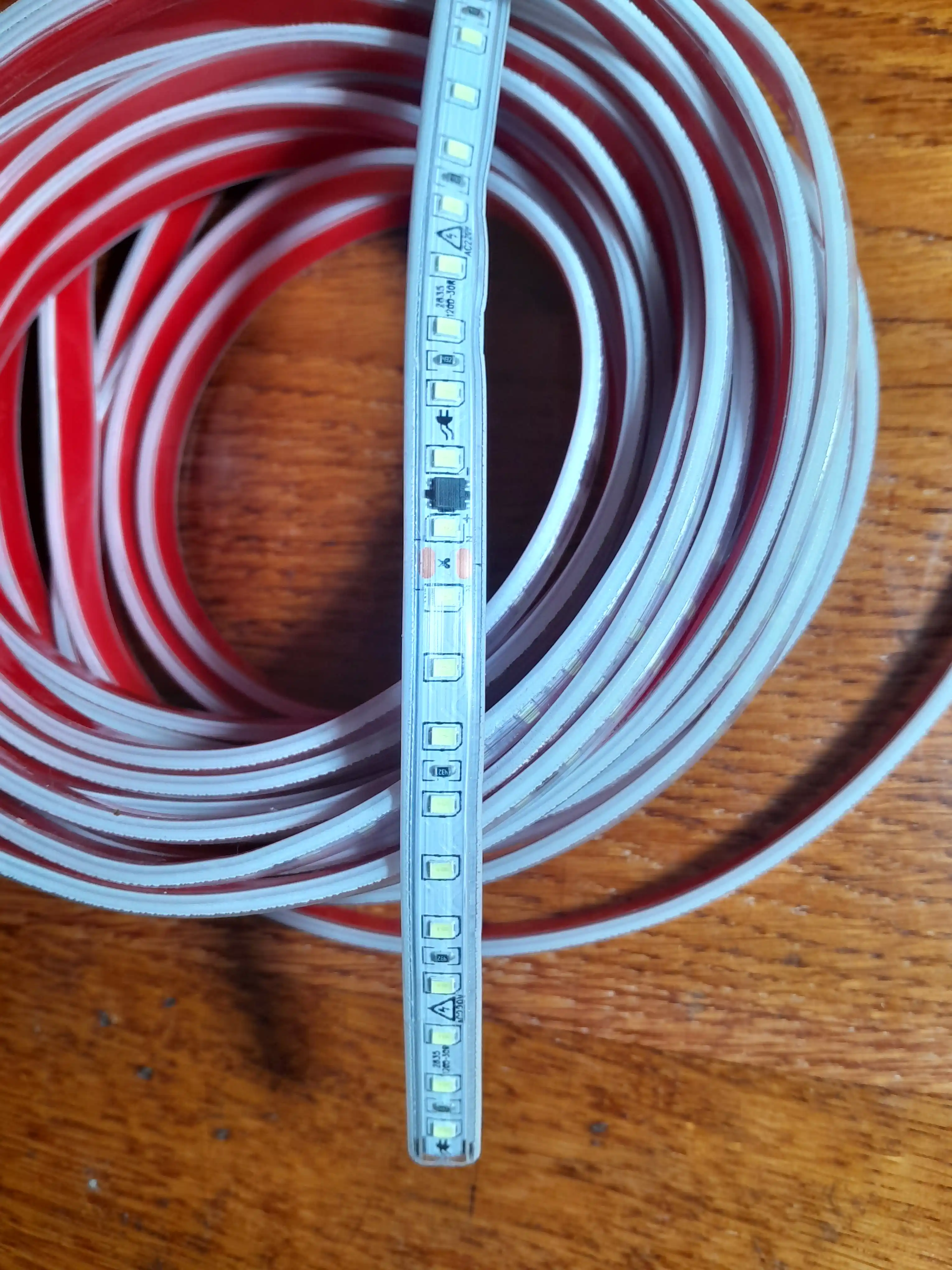 LED yoritish lentasi 220V IP65 — uy va ko‘cha uchun