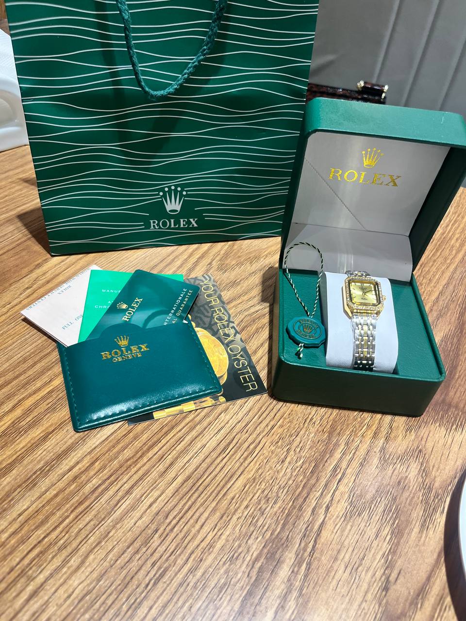 Ayollar qo‘l soati karobka, quti, hujjat va sumkasi bilan