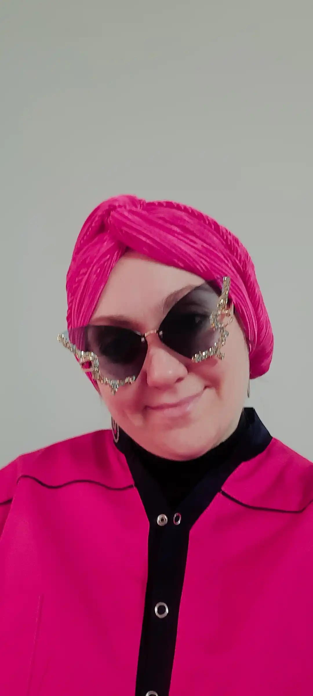 Quyoshdan saqlaydigan ayollar ko'zoynaklari, kapalak shaklidagi olmos ko'zli
