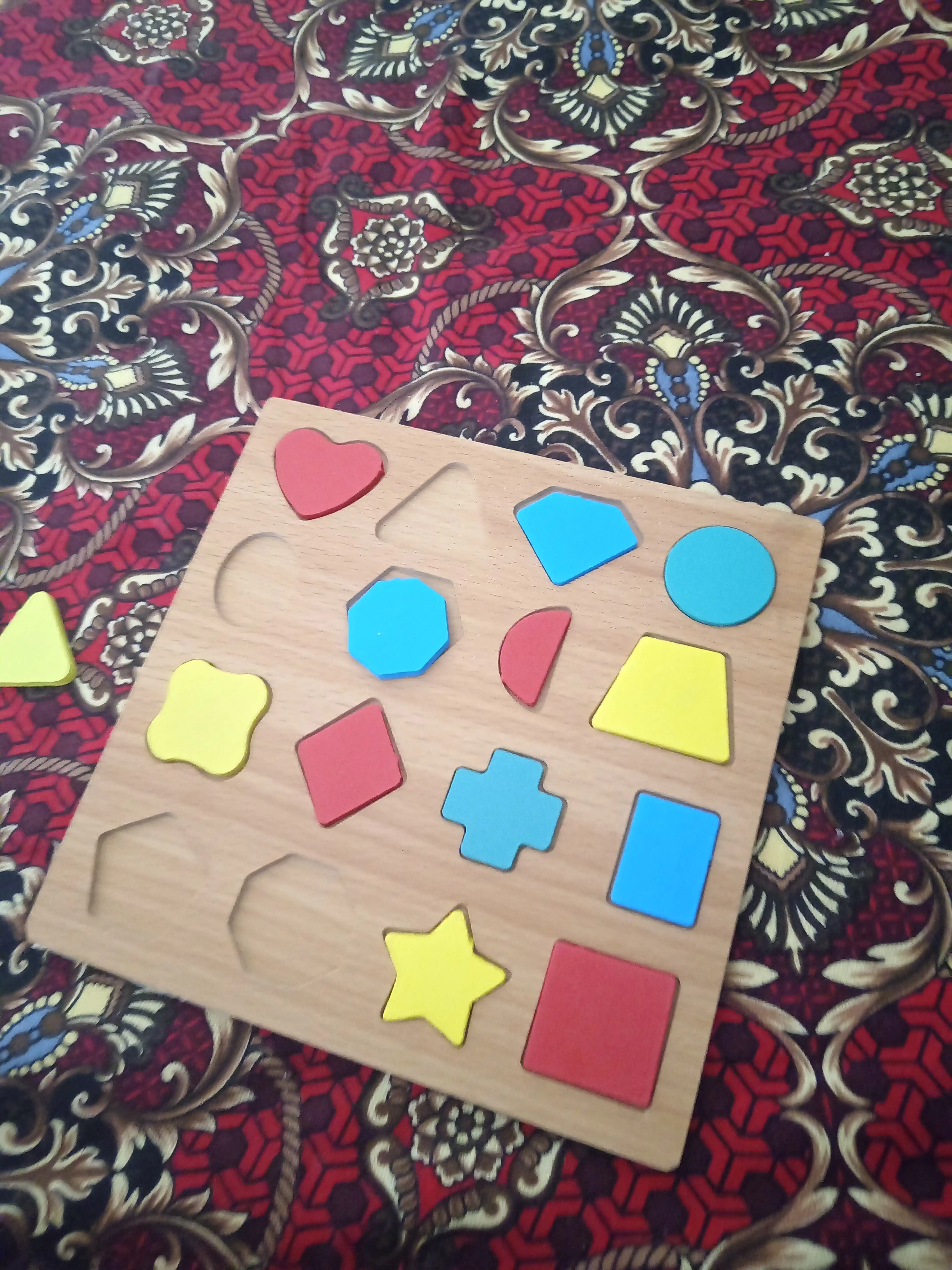 Montessori uslubidagi yog‘ochli rivojlantiruvchi boshqotirma — 6 xil model (20×20 cm)