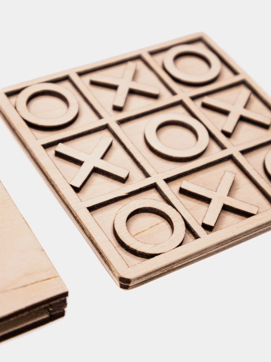 Qutida silliqlangan Tic Tac toe o'yini. Kontrplak 3 mm
