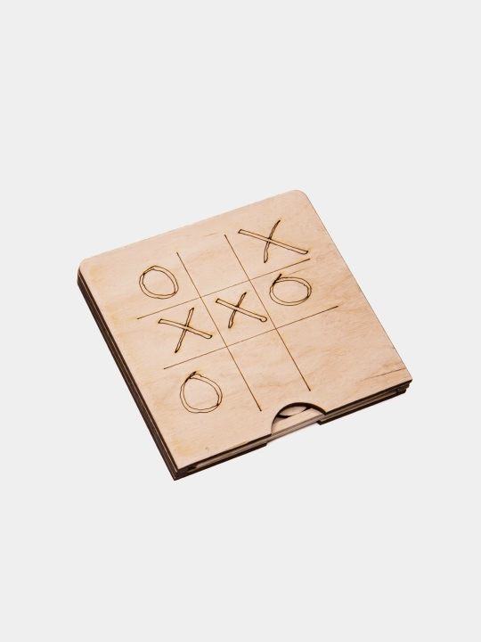 Qutida silliqlangan Tic Tac toe o'yini. Kontrplak 3 mm